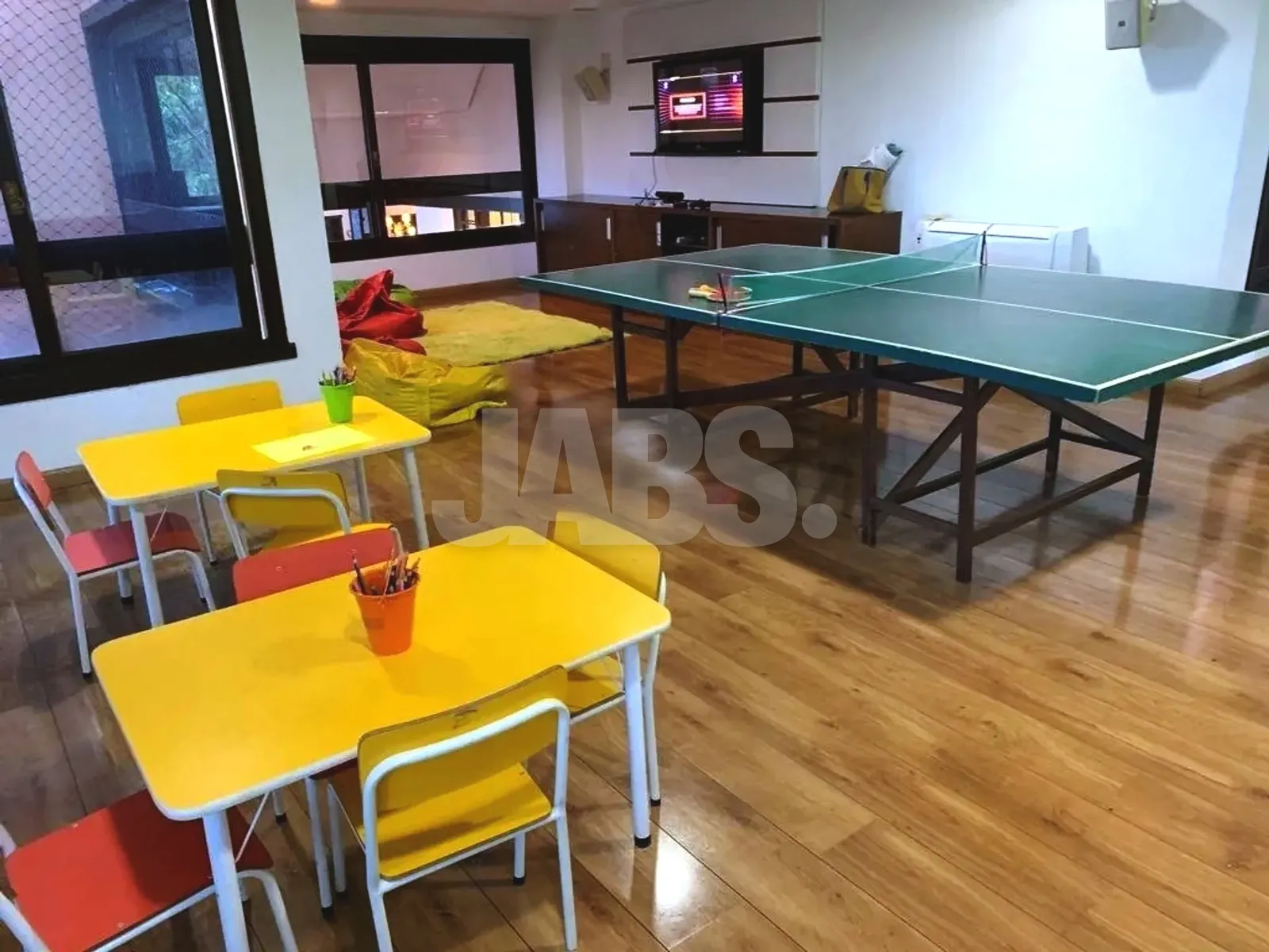 Sala de jogos com mesa de pingue-pongue