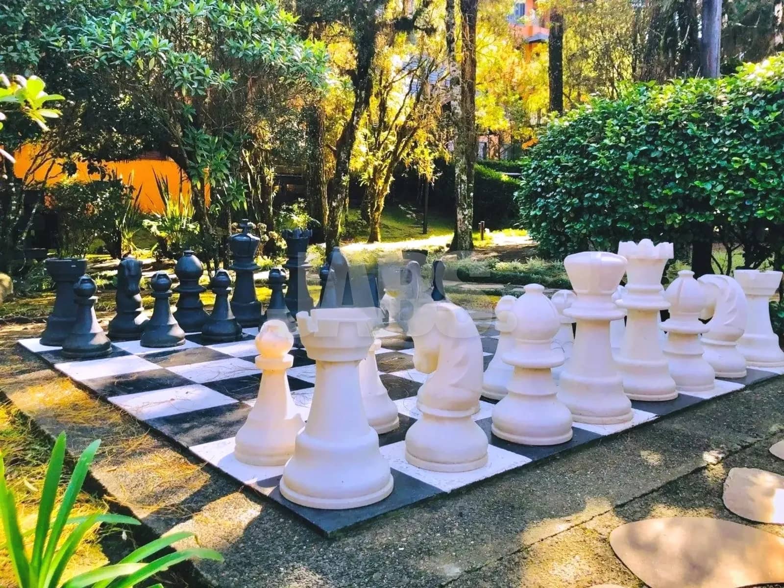 Xadrez gigante no jardim