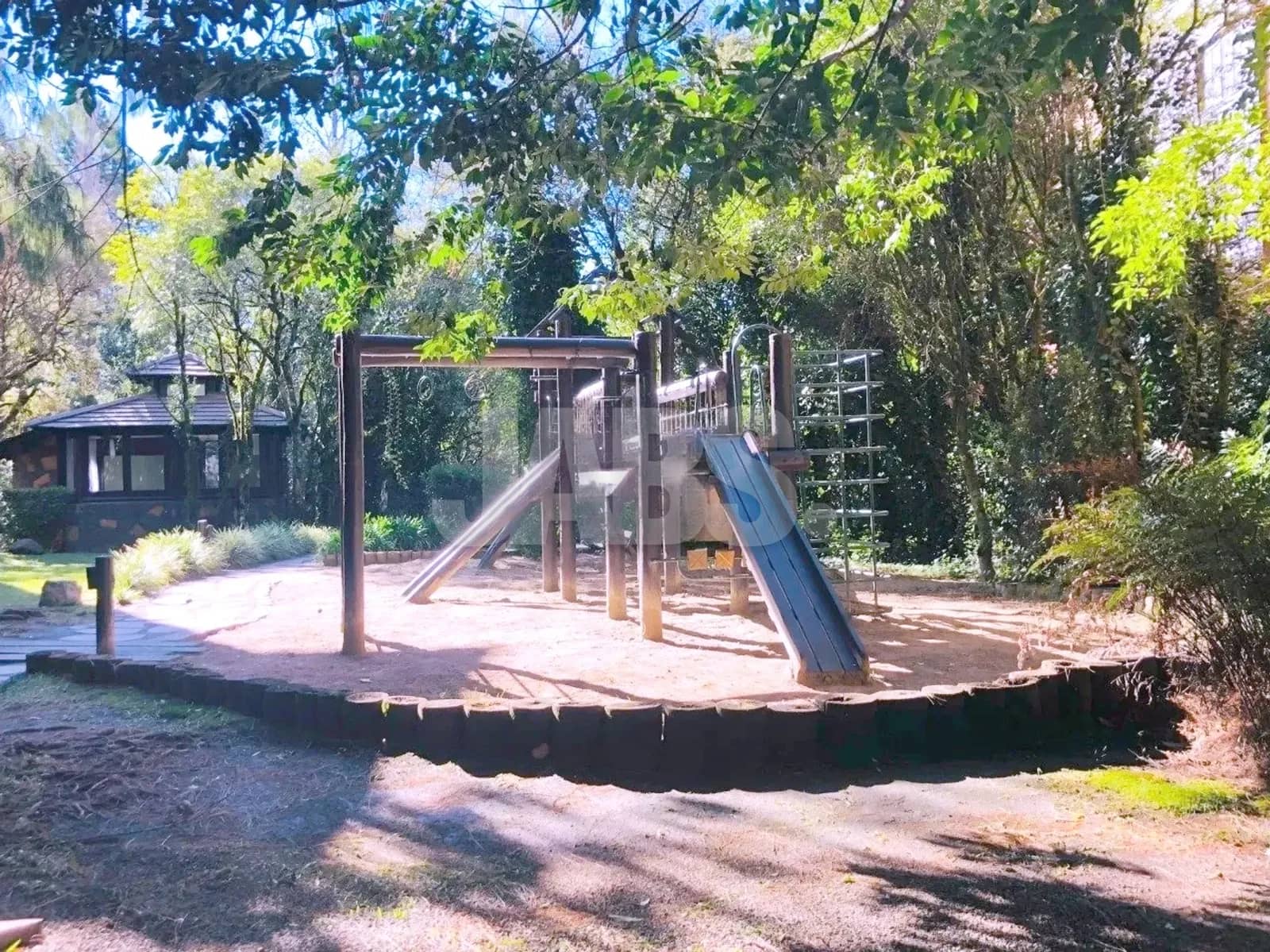 Playground no meio do bosque