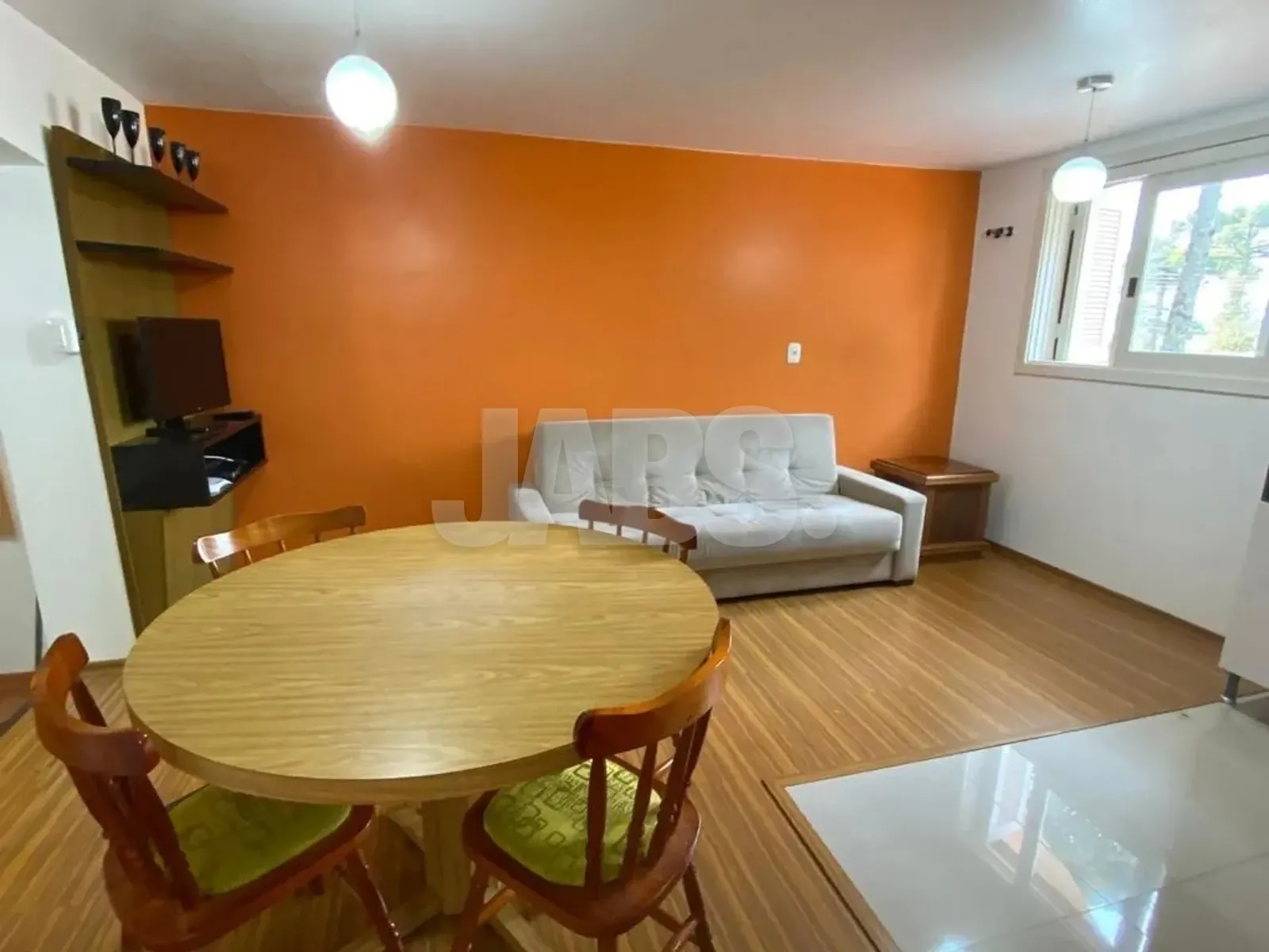 Sala de estar com estante e janela