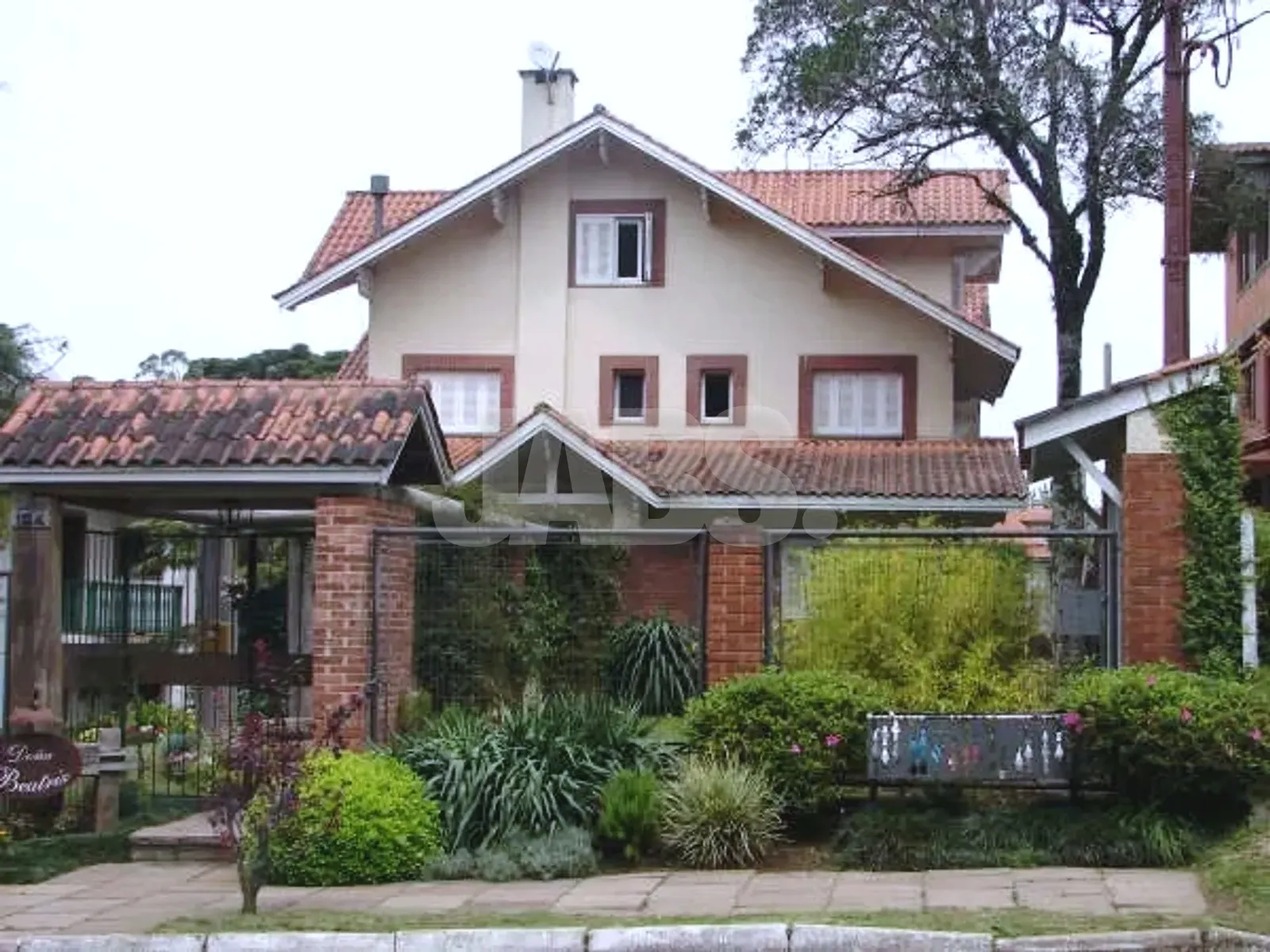 Fachada do prédio em estilo europeu com jardim