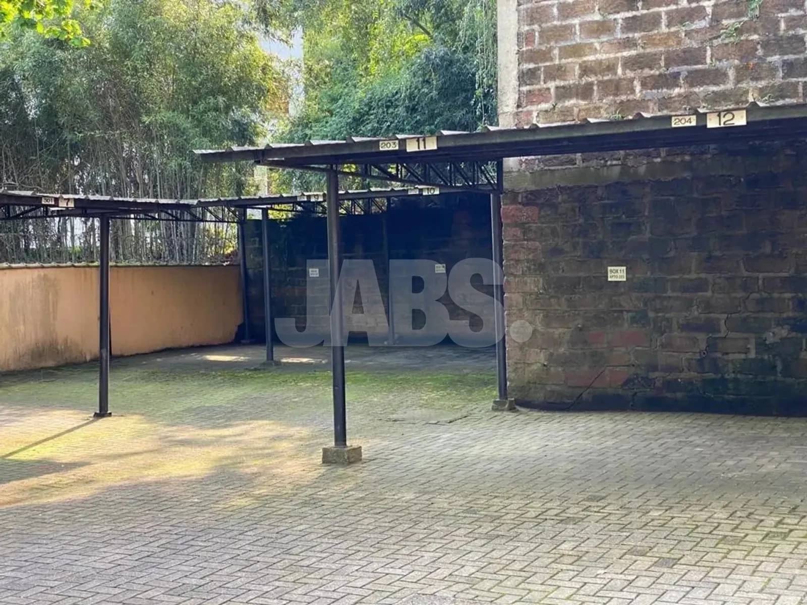 Pátio fechado com estacionamento coberto