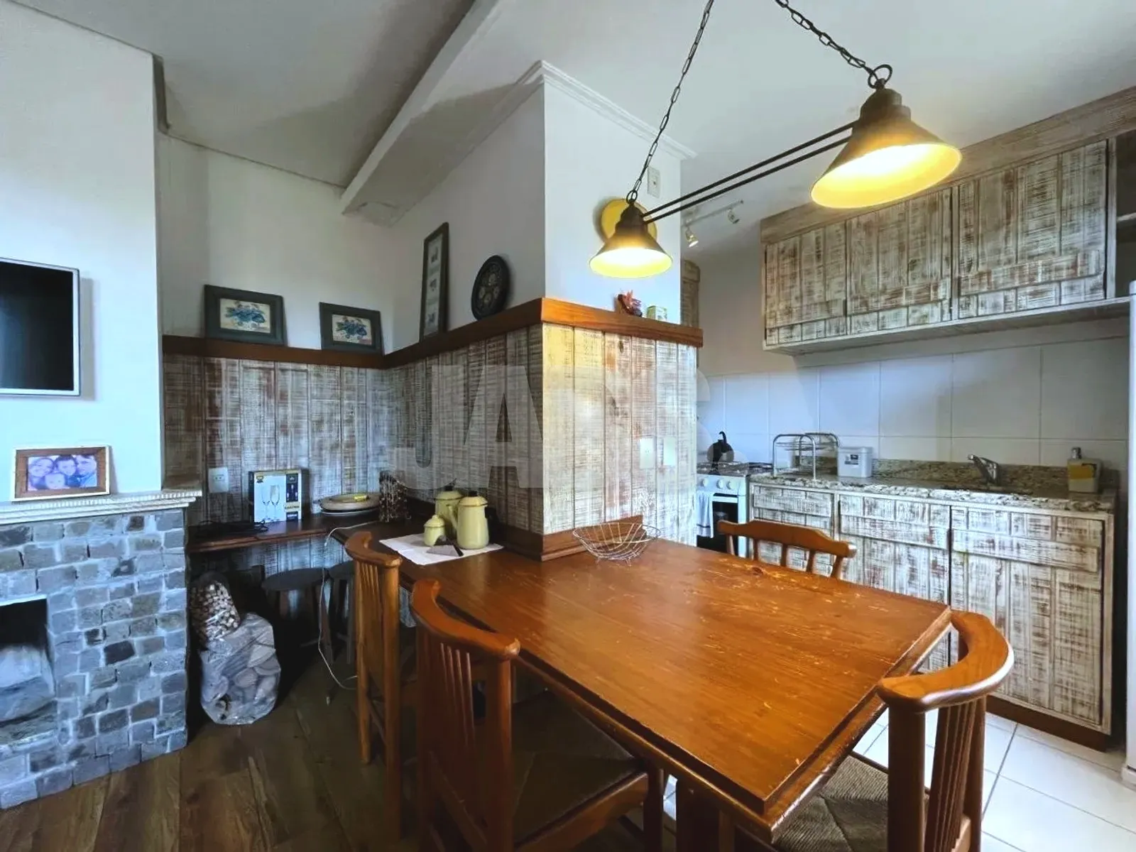 Mesa de jantar ao lado da cozinha americana