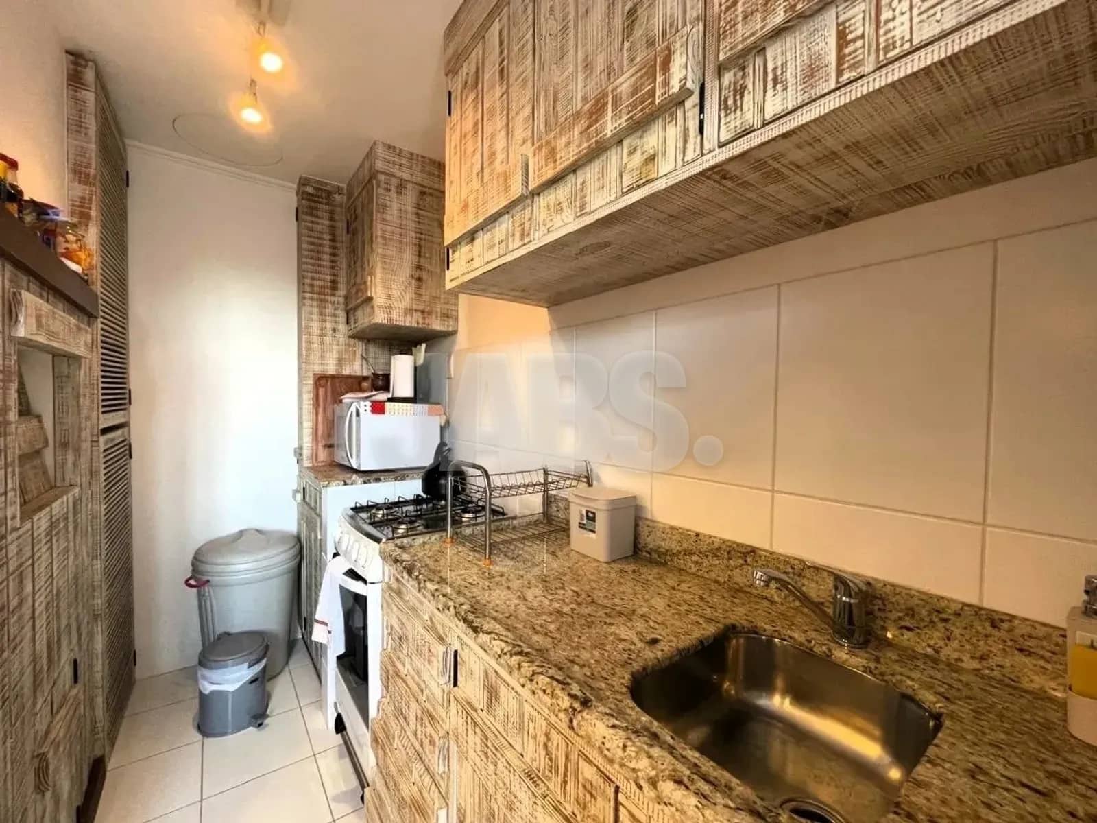 Cozinha com bancada de granito