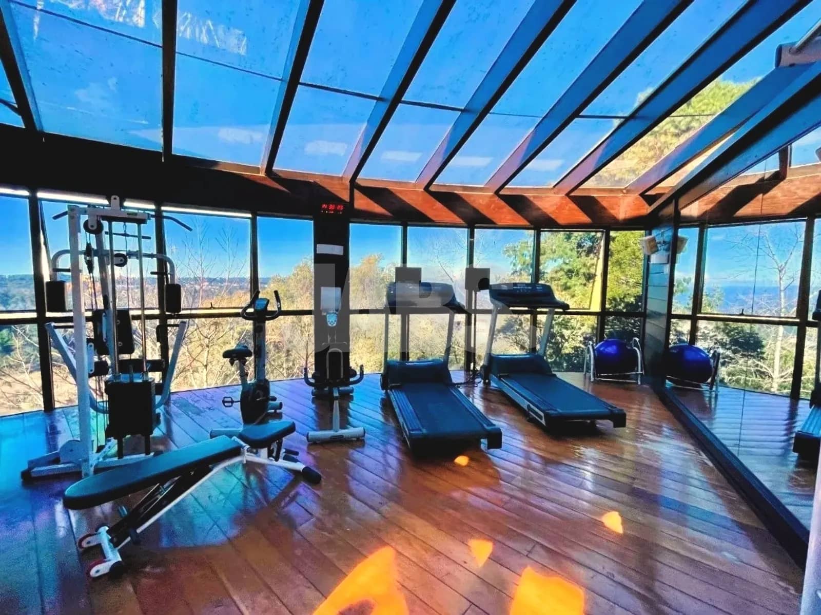 Espaço fitness envidraçado
