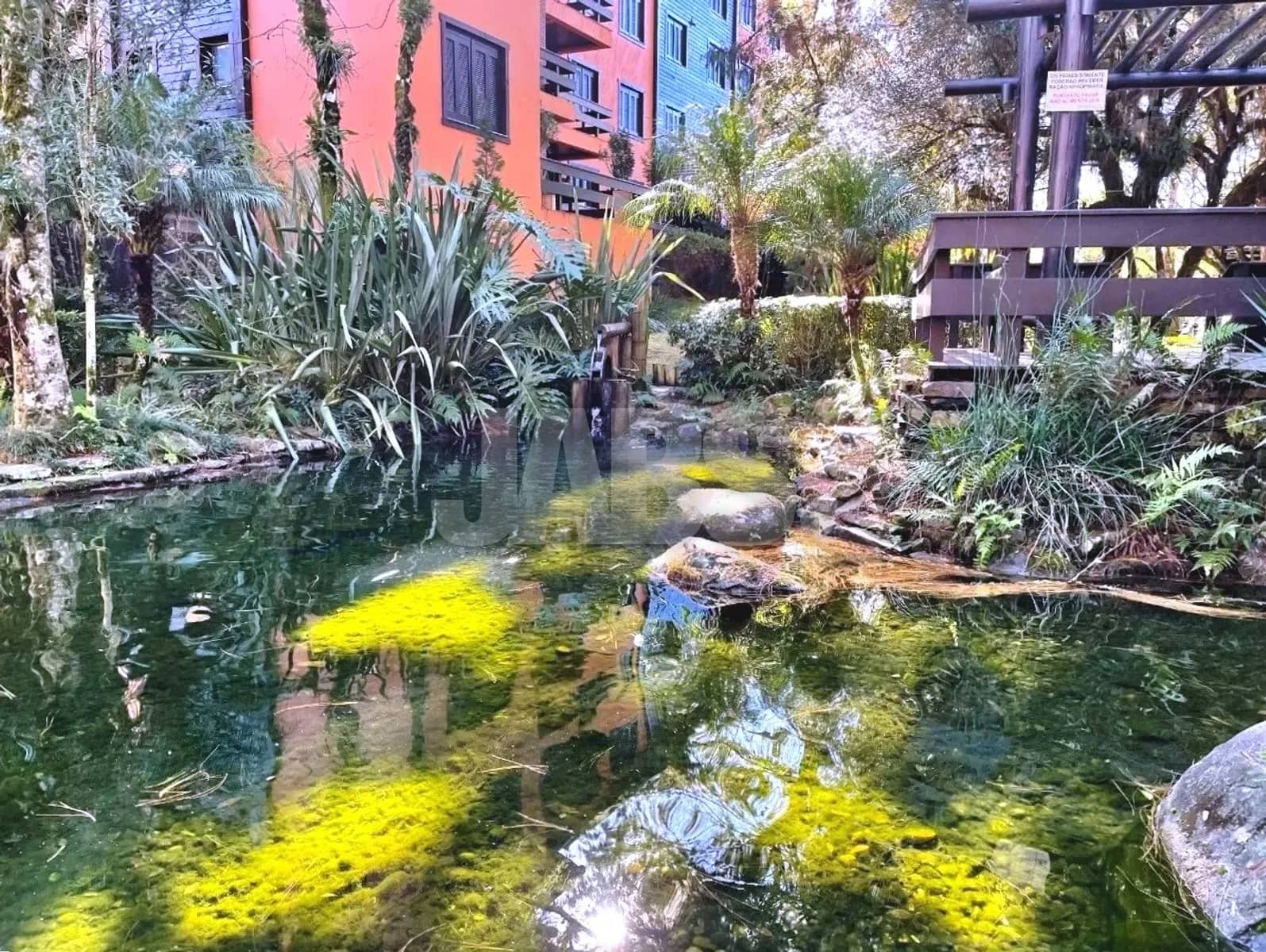 Lago com jardim no condomínio