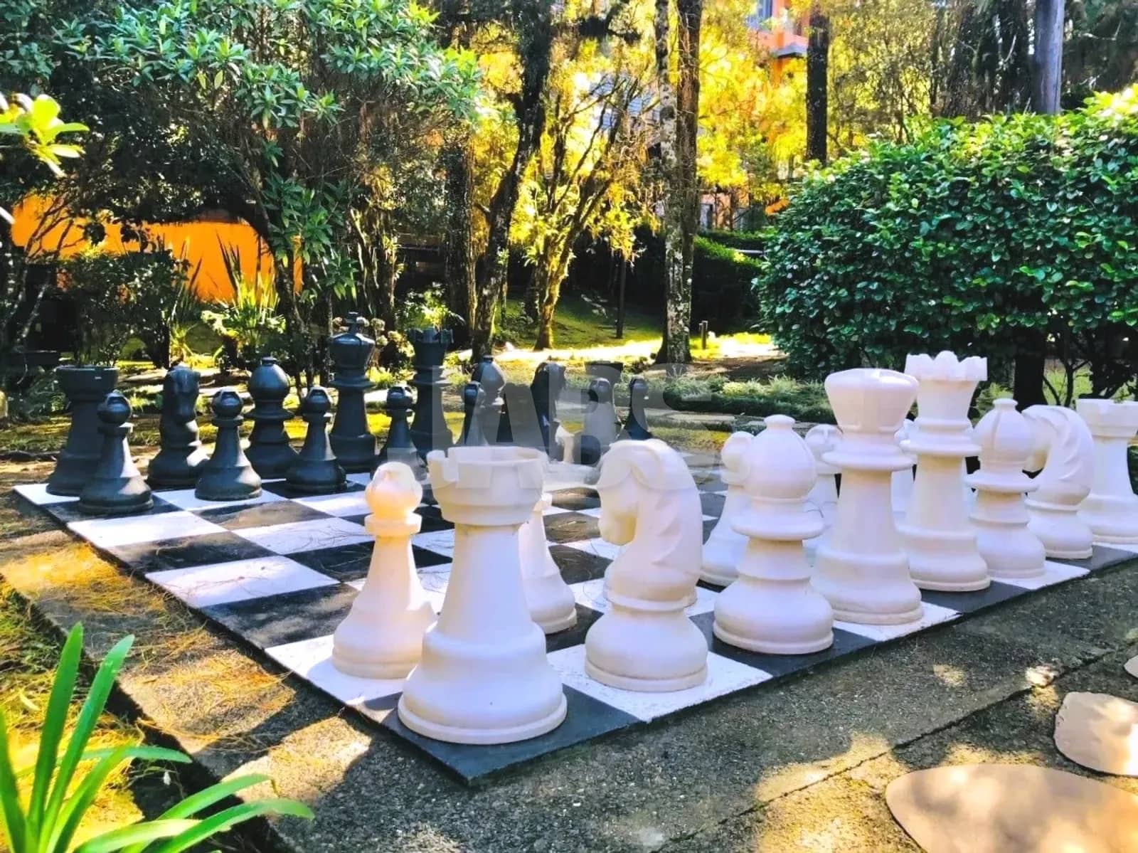 Xadrez gigante no jardim