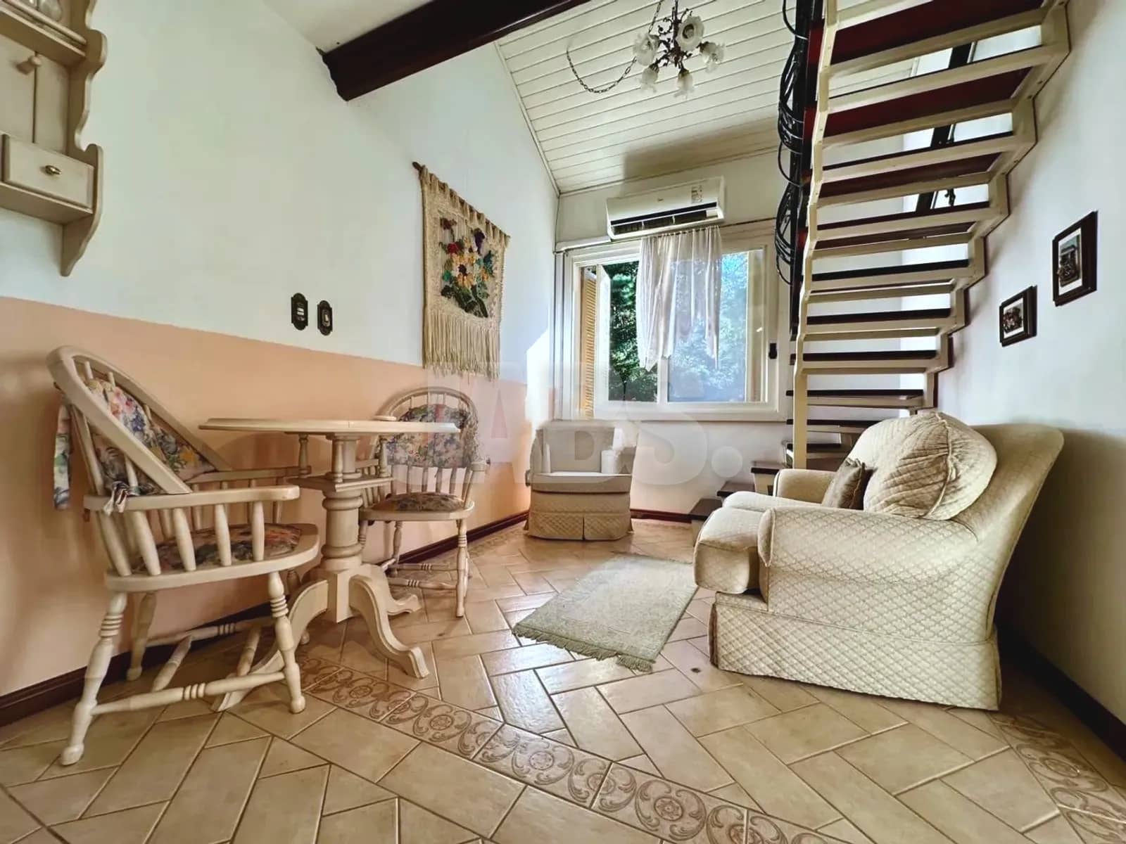 Sala com escada para o mezanino