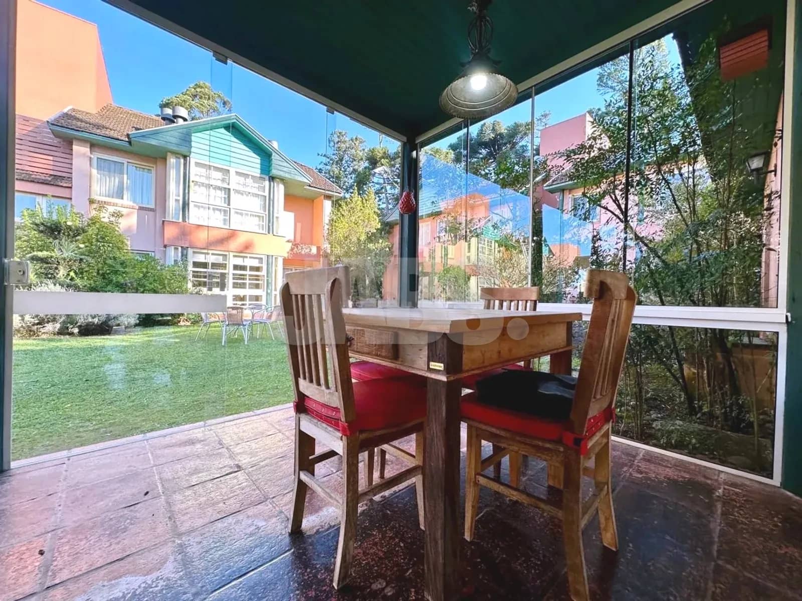 Varanda envidraçada para o jardim