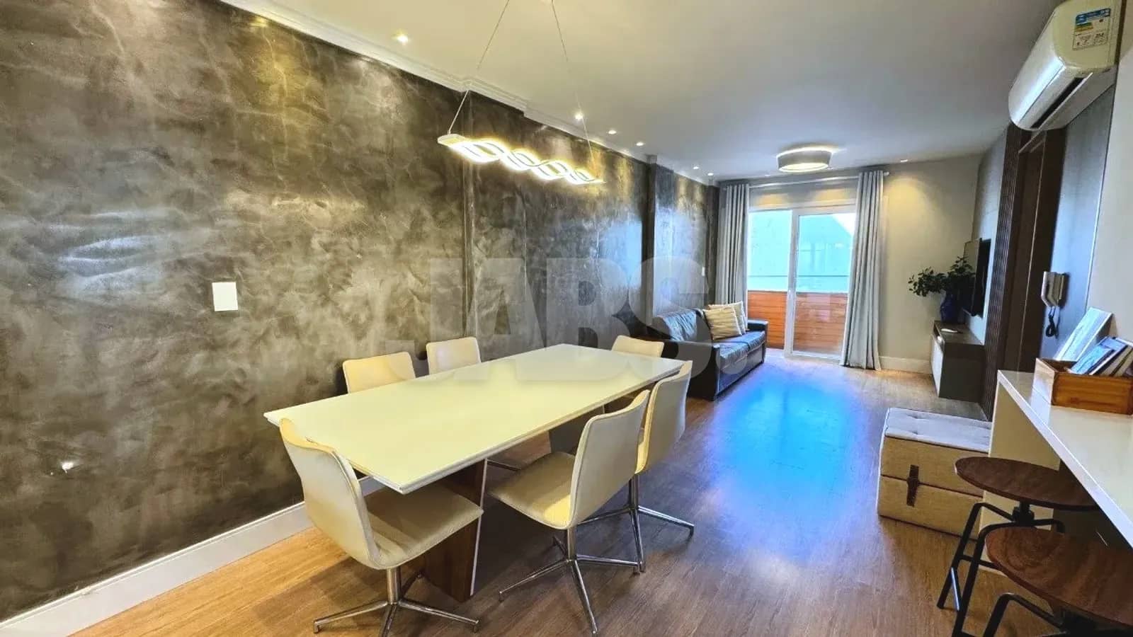 Mesa de jantar para seis lugares e sala de estar