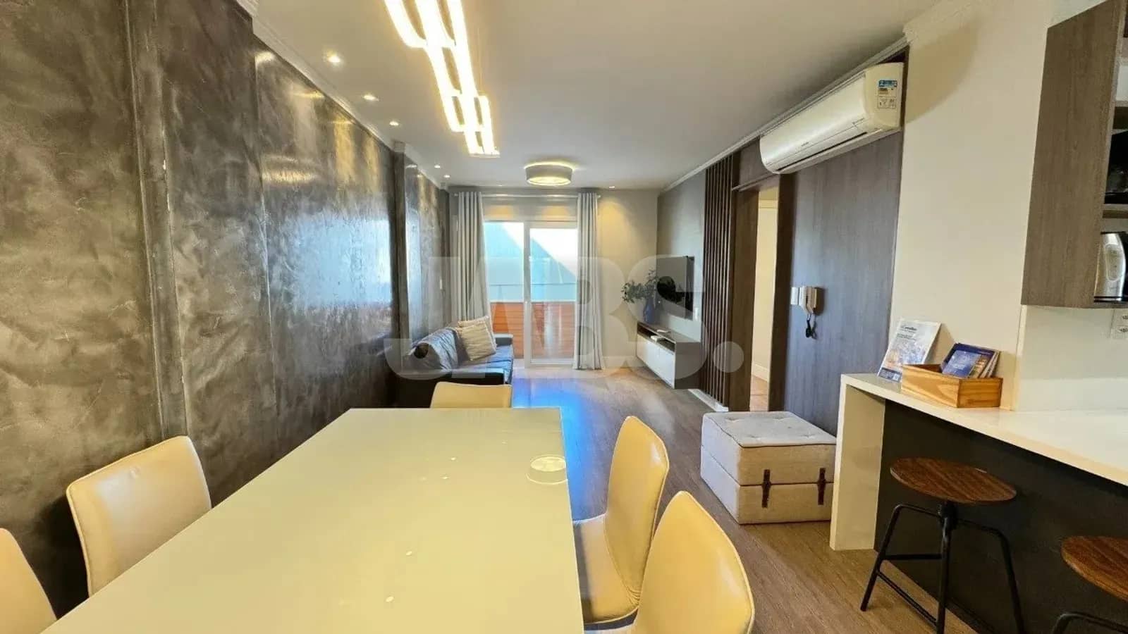 Living amplo com ar-condicionado