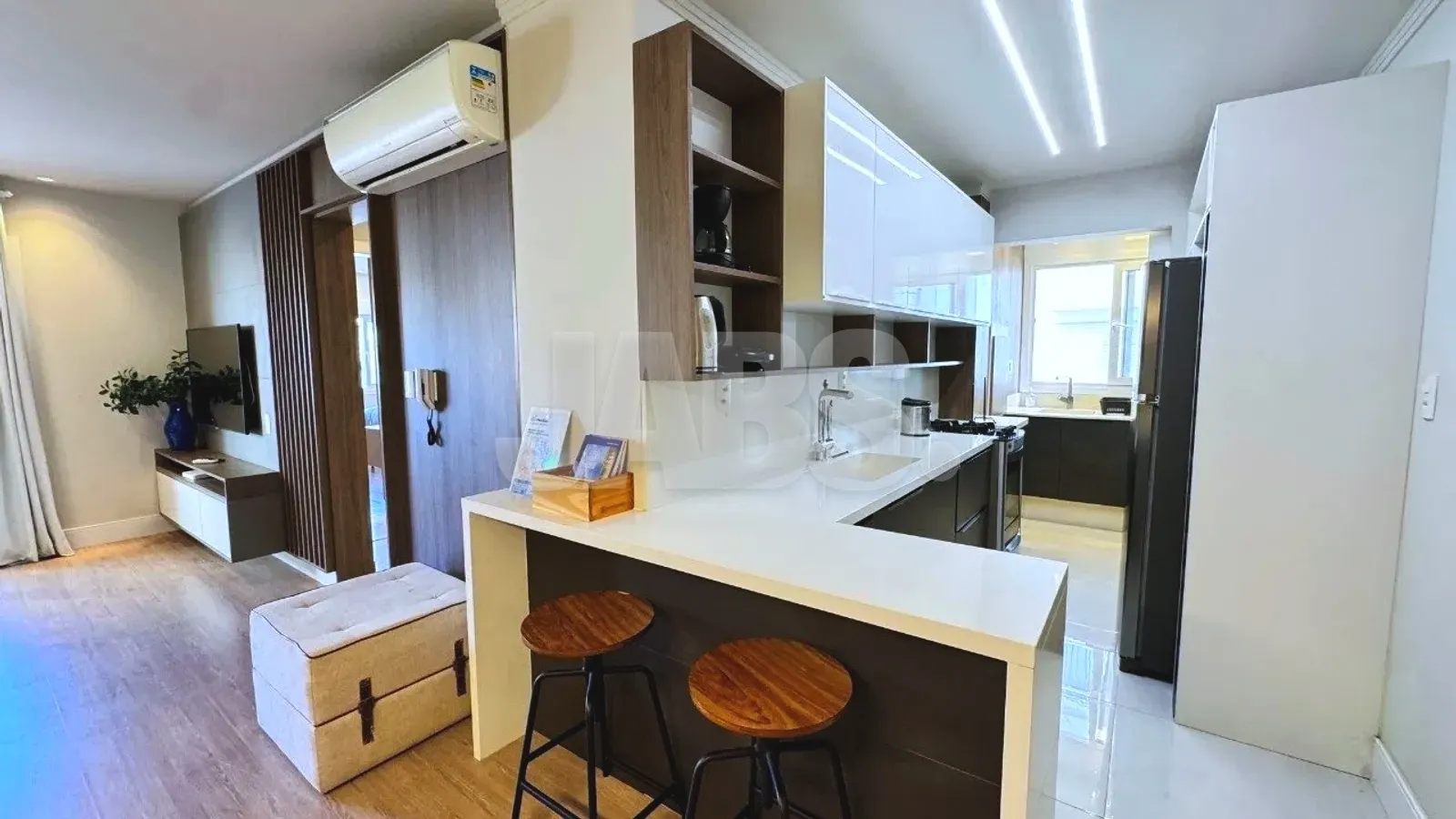 Cozinha integrada com bancada e banquetas