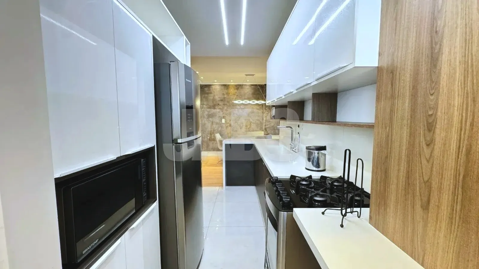 Cozinha com cooktop, forno e geladeira embutidos