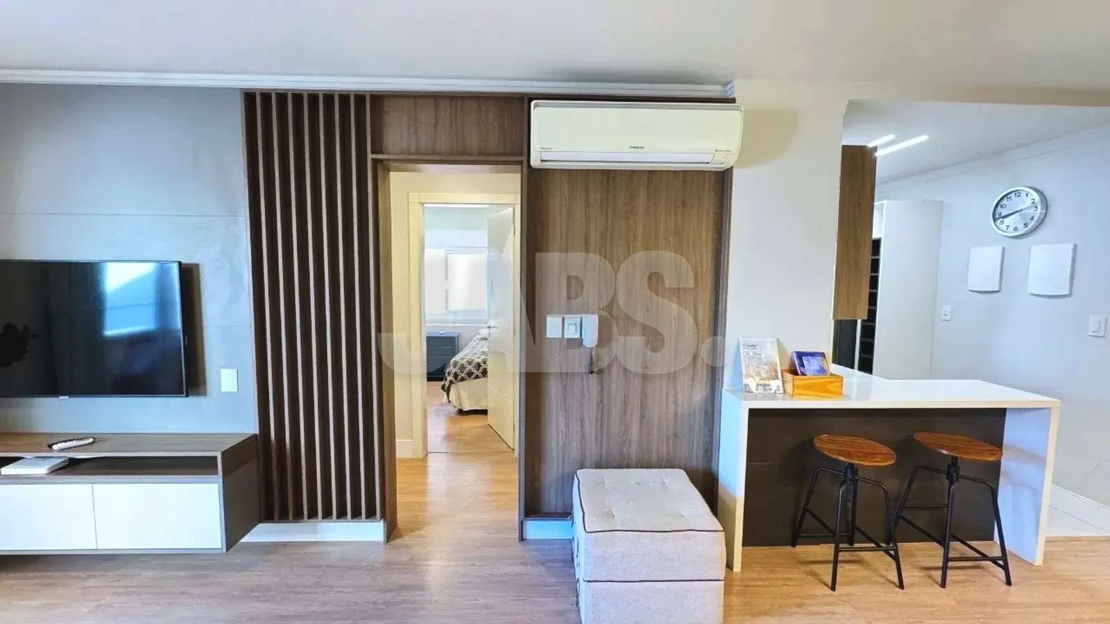 Sala de TV com acesso aos dormitórios