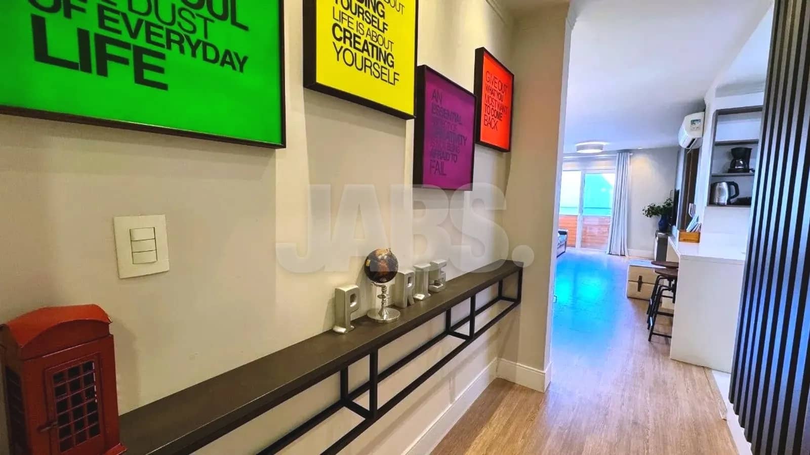 Hall com aparador e quadros