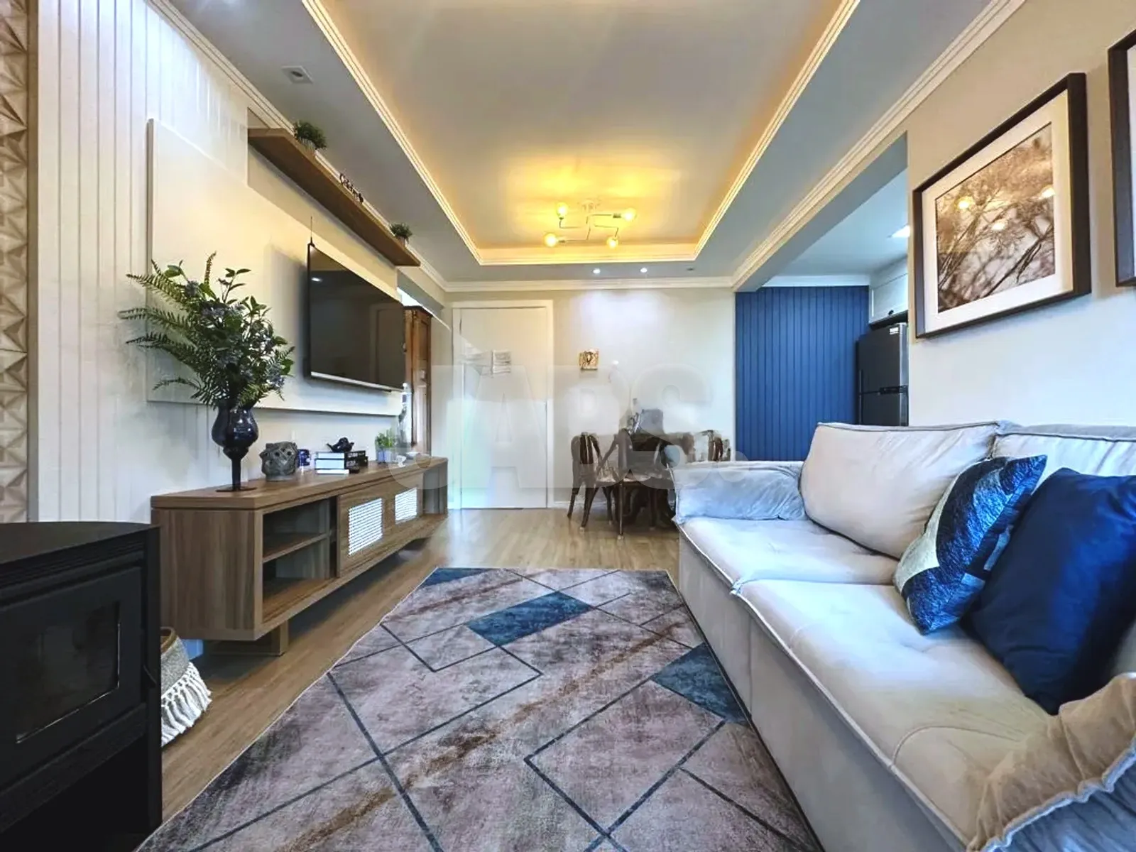 Sala com calefator e sofá azul