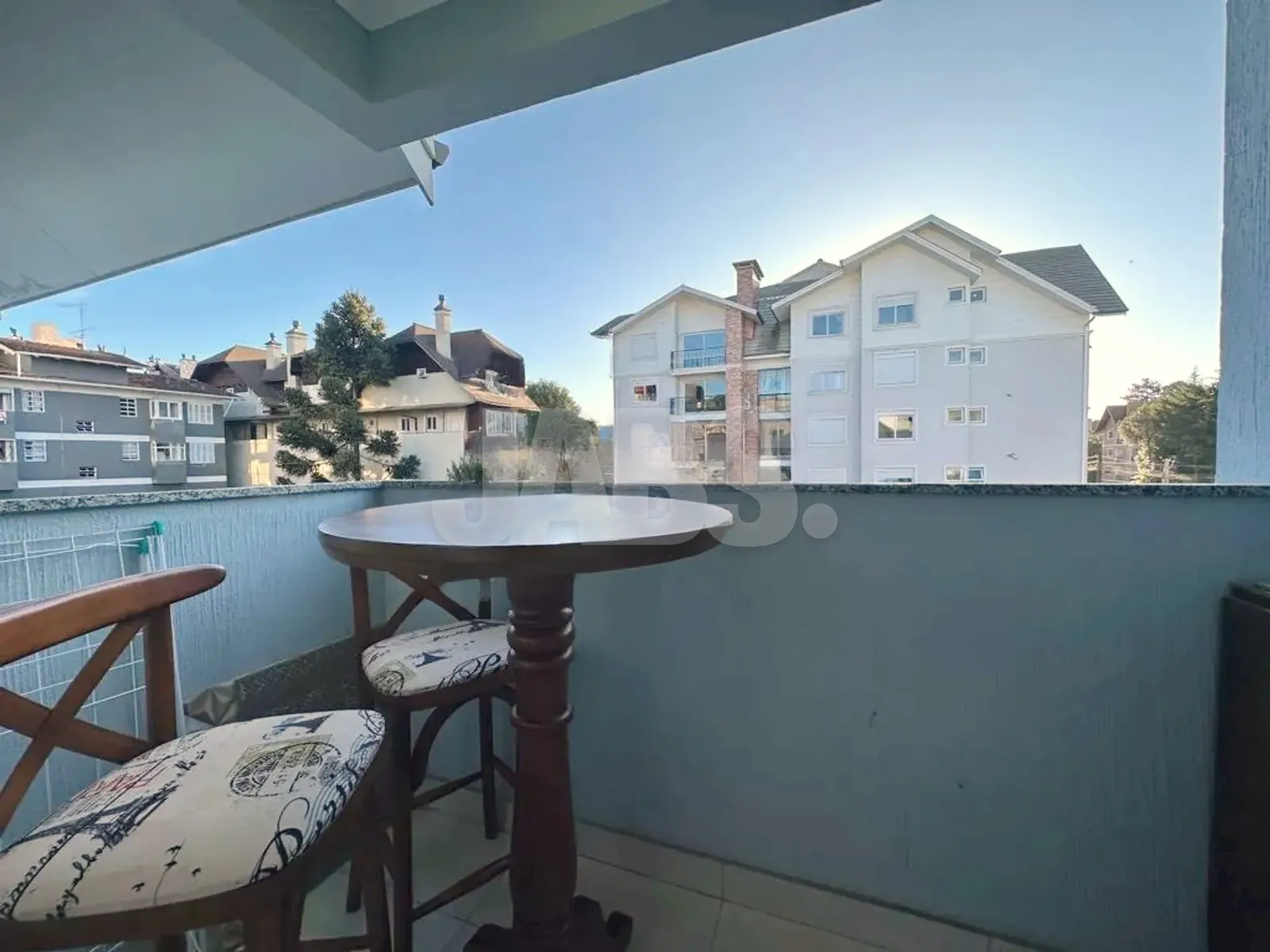 Sacada com churrasqueira e vista para o bairro