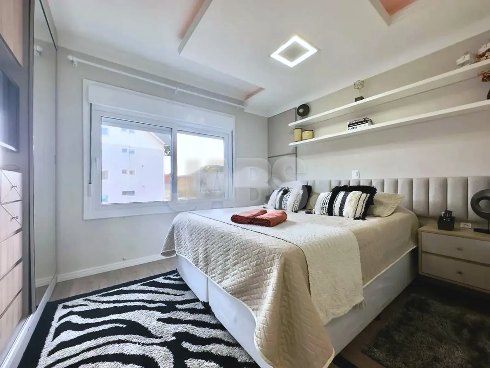 Suíte com cama de casal e cabeceira estofada