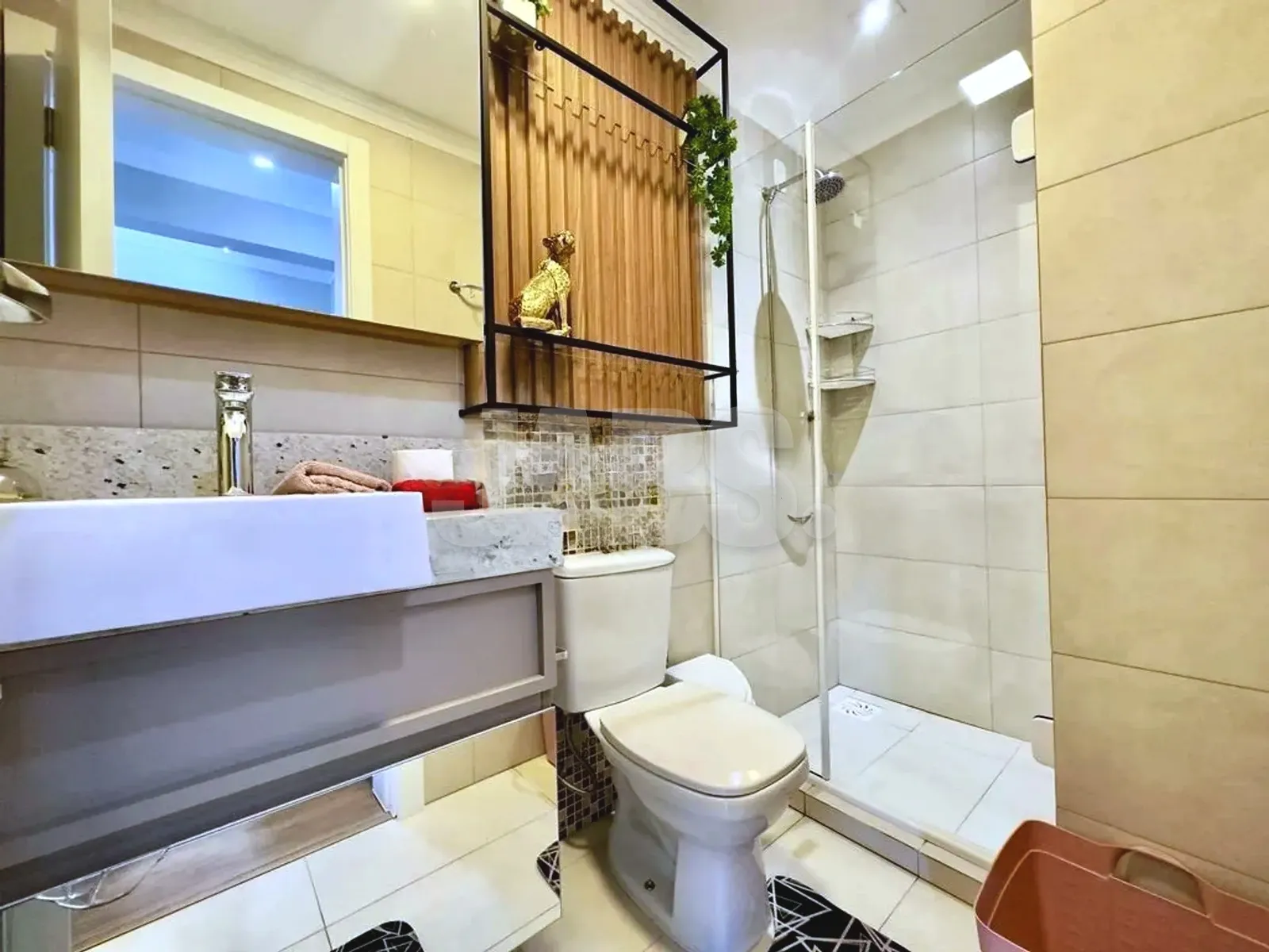 Banheiro da suíte com box