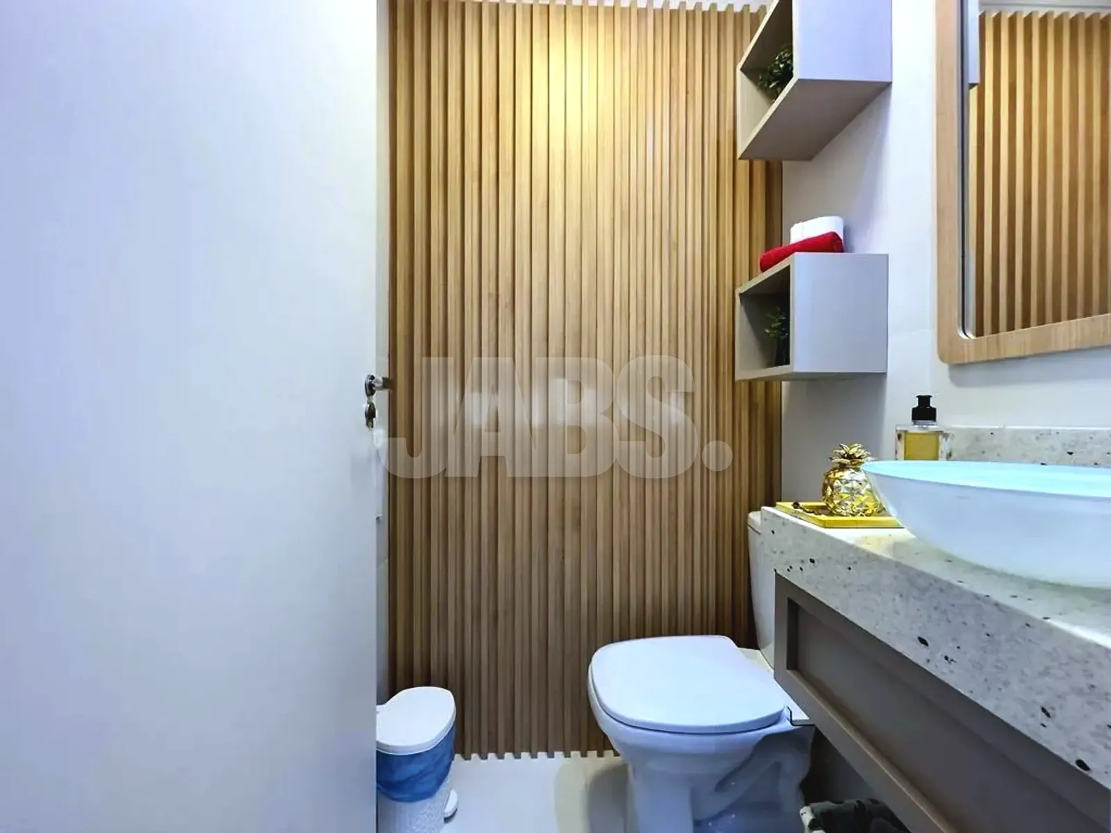 Lavabo com painel de ripas de madeira