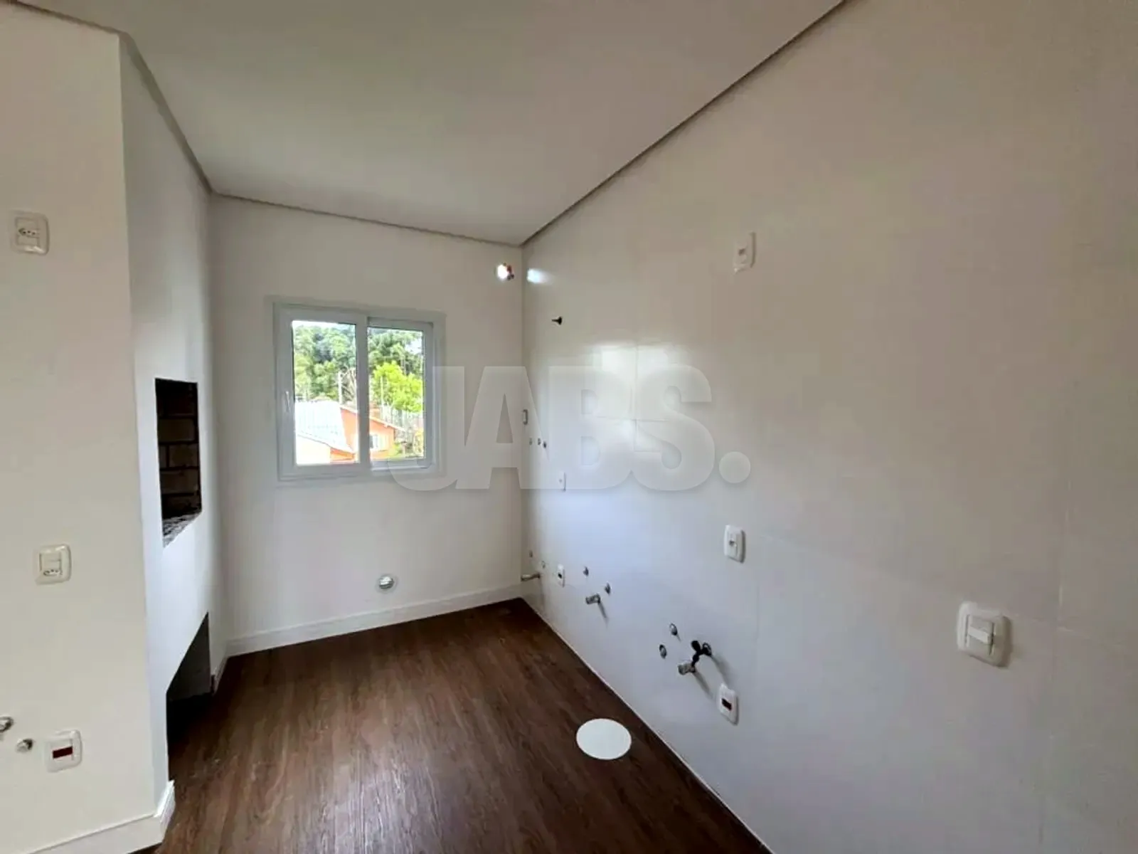 Área da cozinha com nicho da churrasqueira e tomadas instaladas