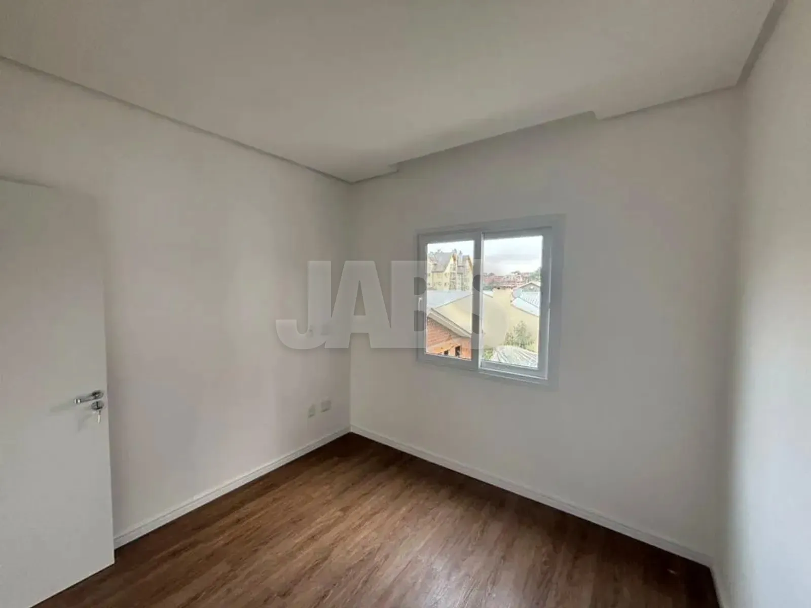 Dormitório com janela de PVC e piso vinílico
