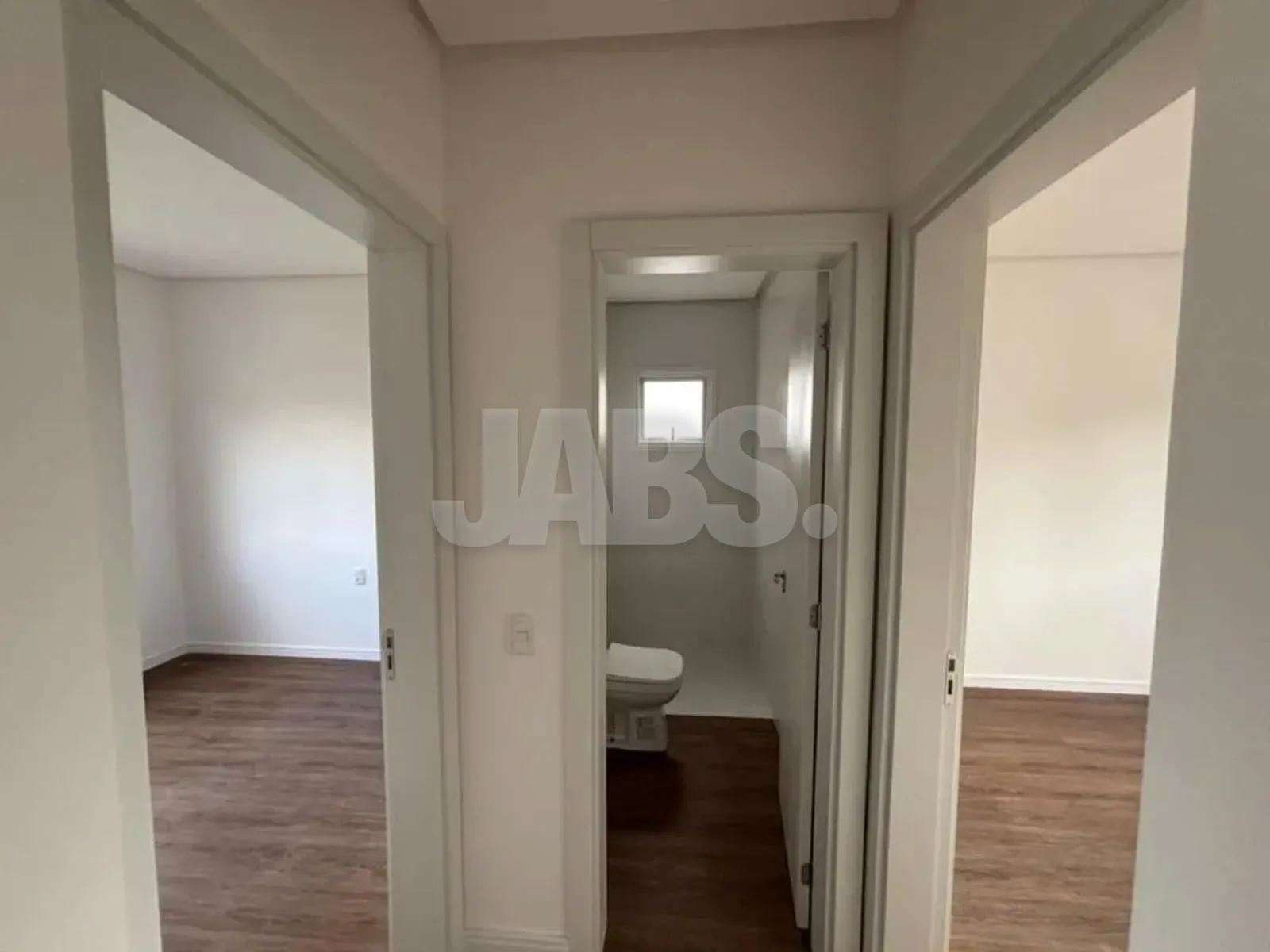 Hall íntimo com portas para os dormitórios e o banheiro