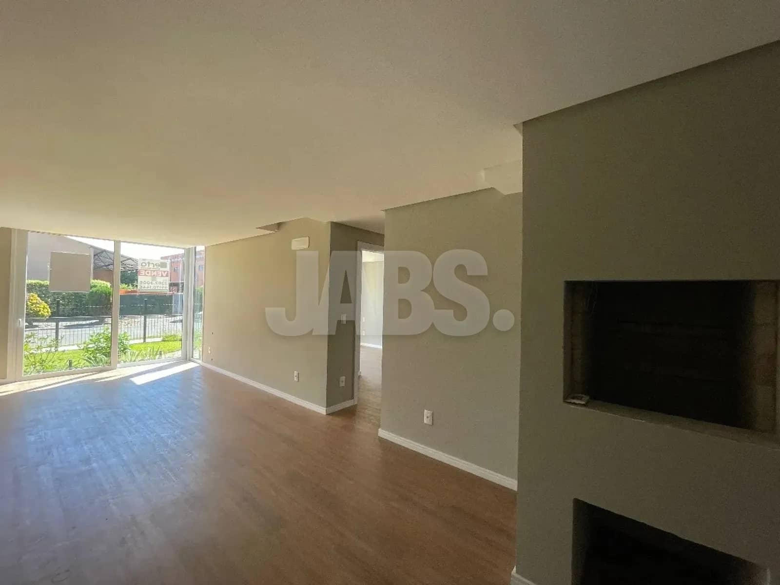 Living com churrasqueira e porta de vidro para fora