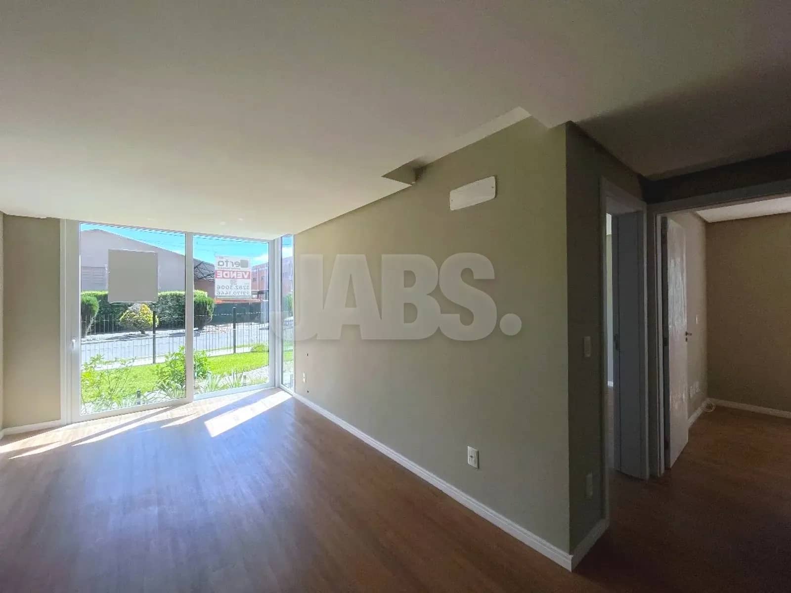 Sala com esquadria do piso ao teto