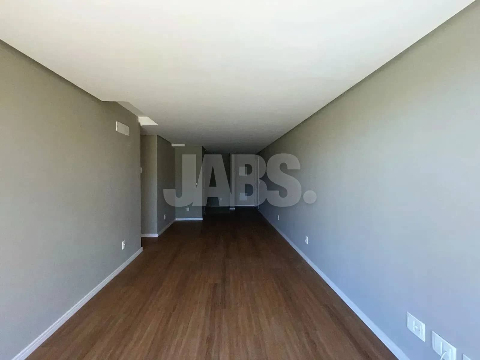 Living visto do fundo do apartamento