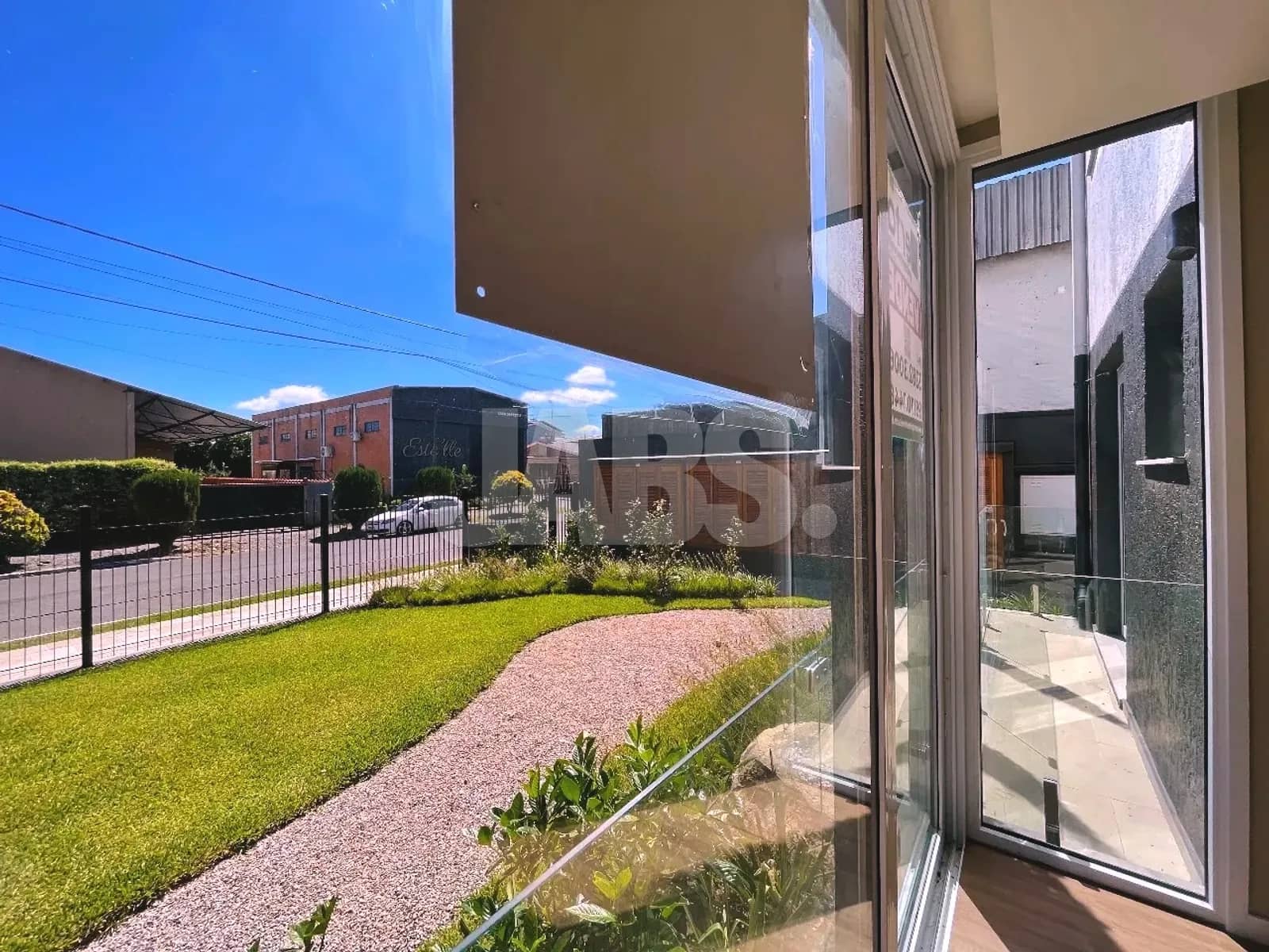 Esquadria de vidro com vista para o jardim