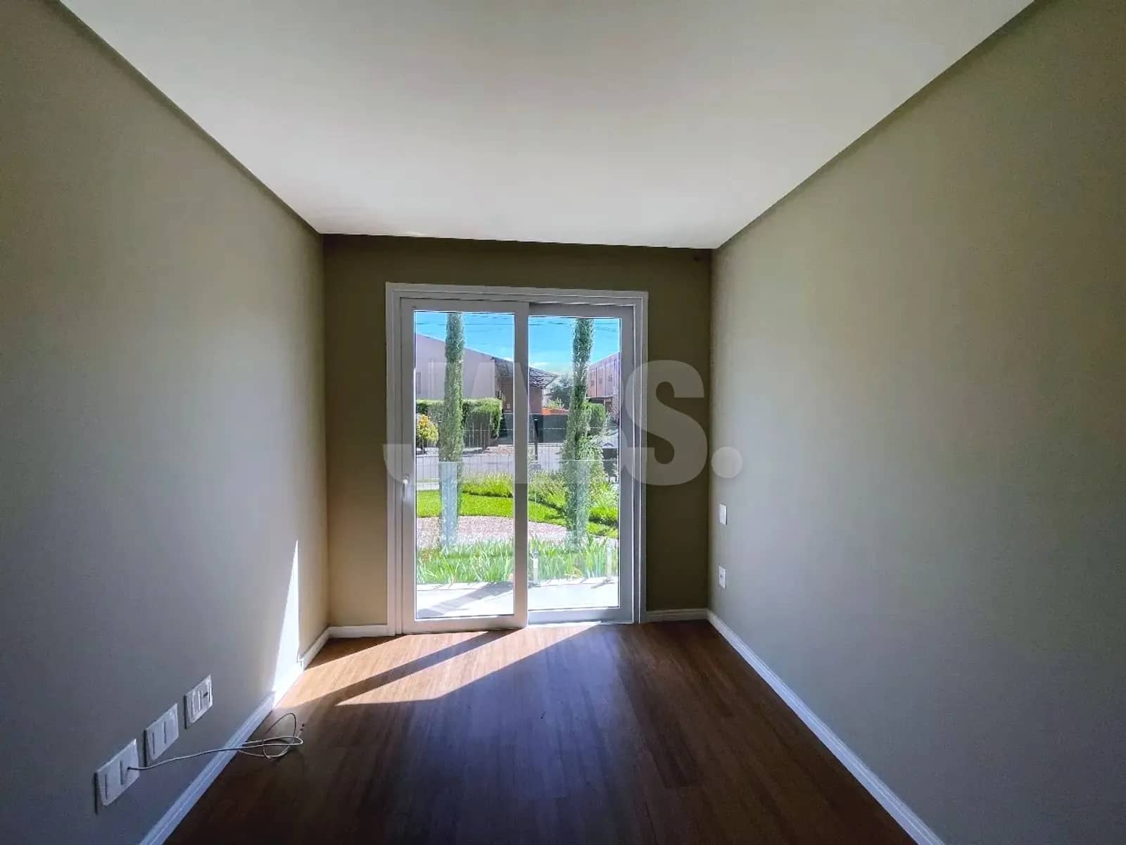 Suíte com porta de vidro e luz natural