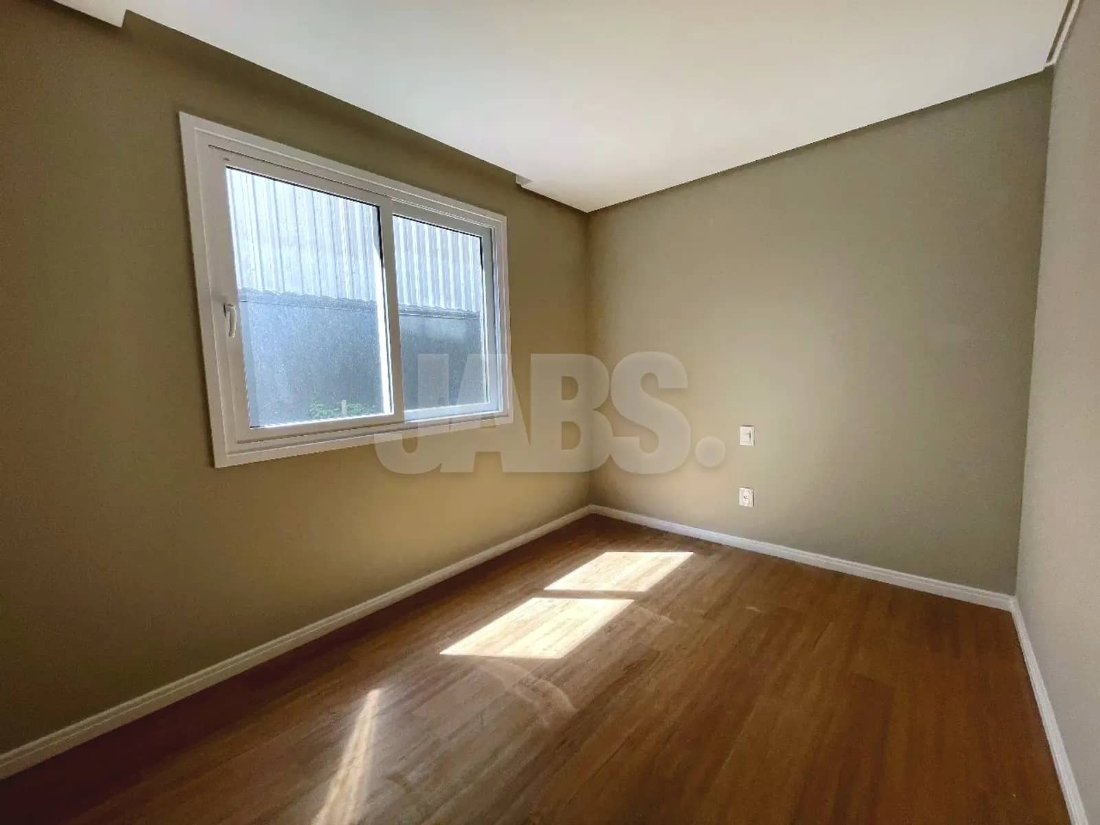 Dormitório com janela e piso laminado