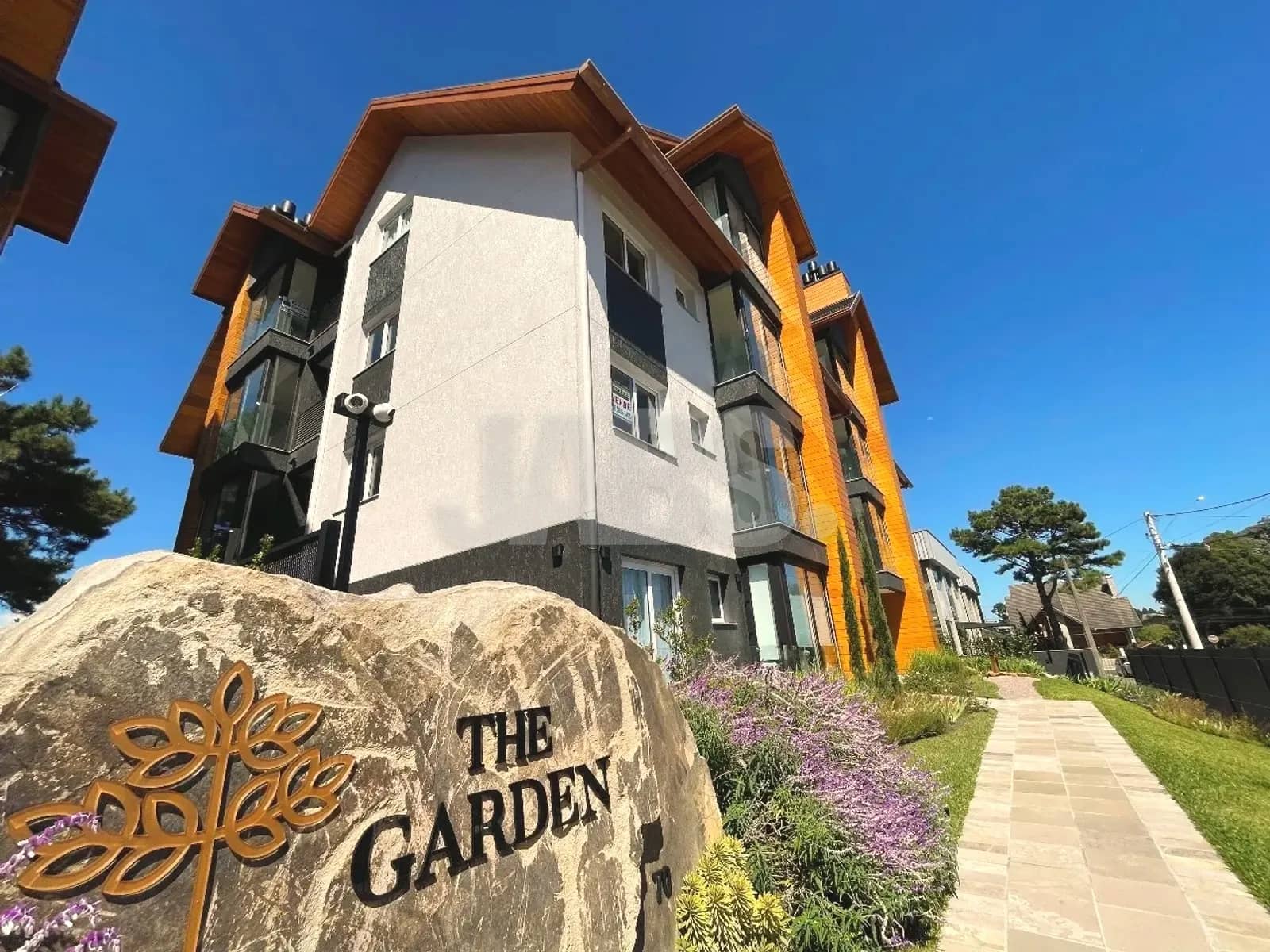Entrada do The Garden com jardim florido