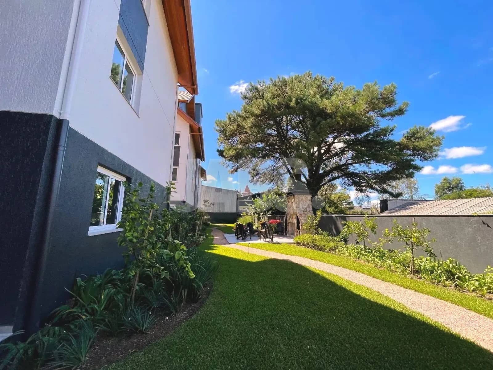 Jardim com gramado e caminho de pedriscos