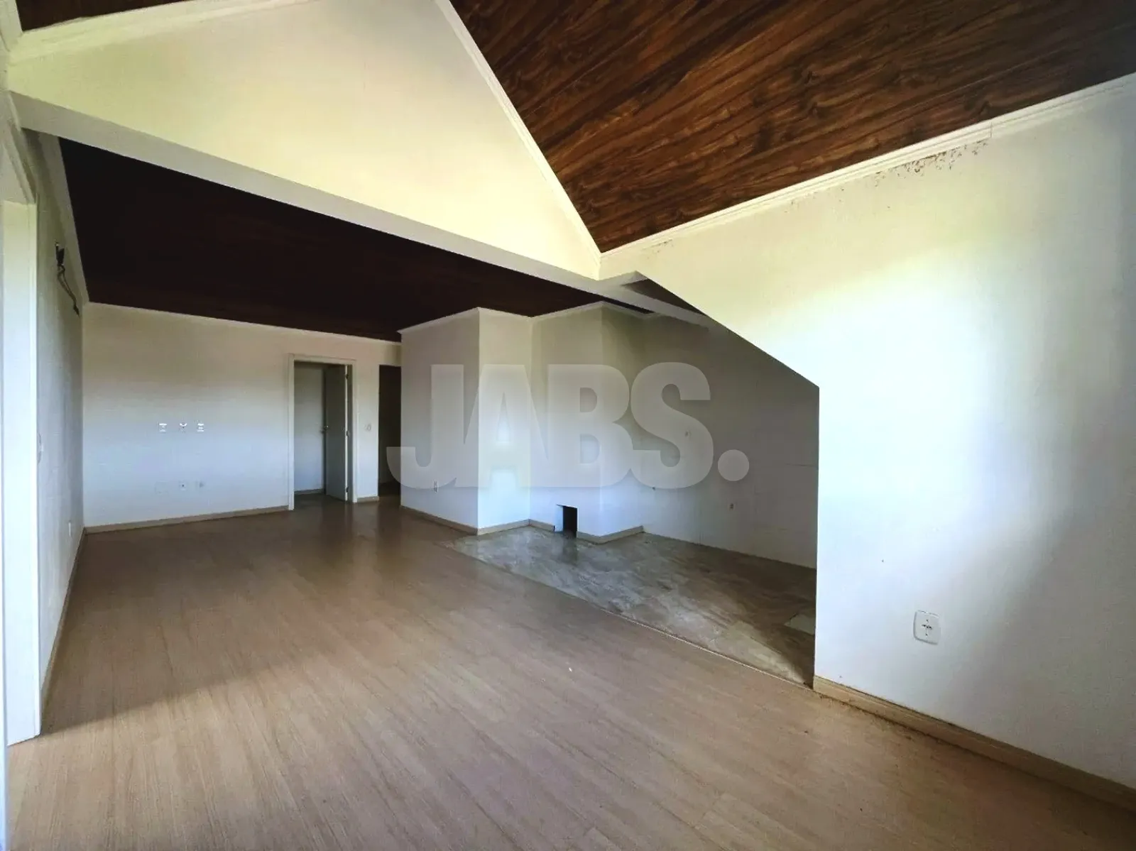 Sala no último andar com forro de madeira