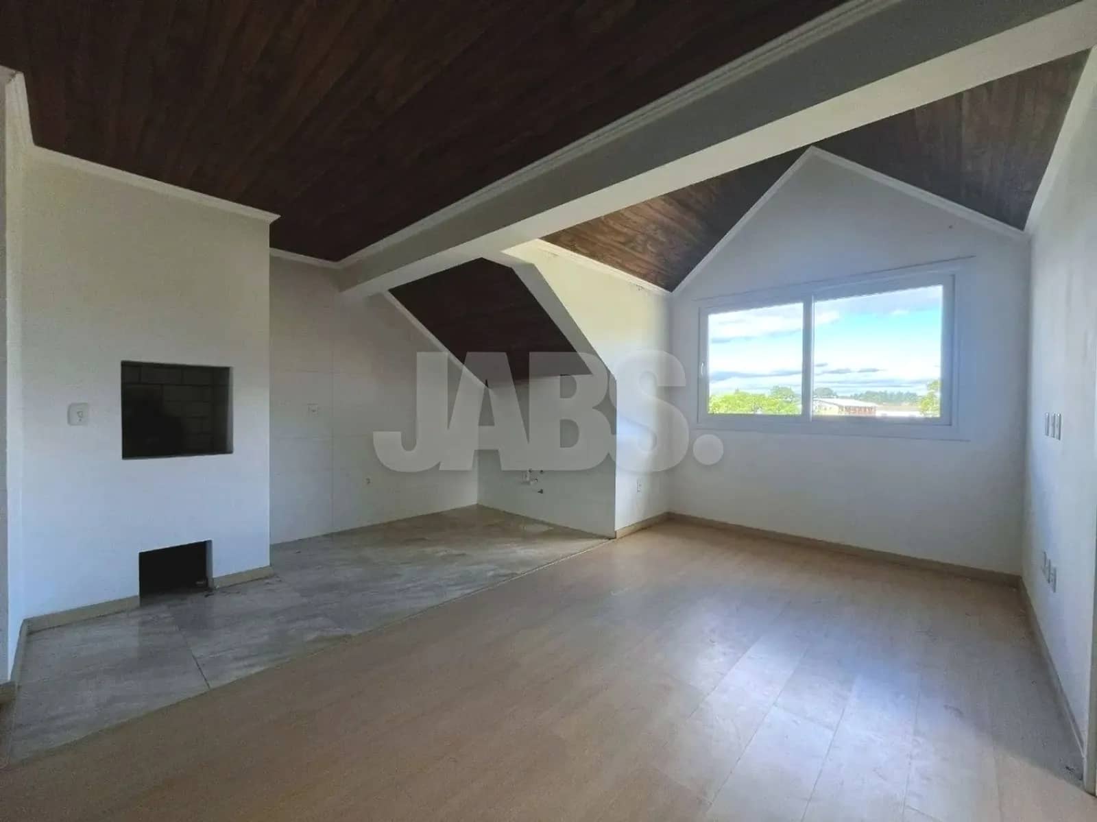 Sala com churrasqueira e janela
