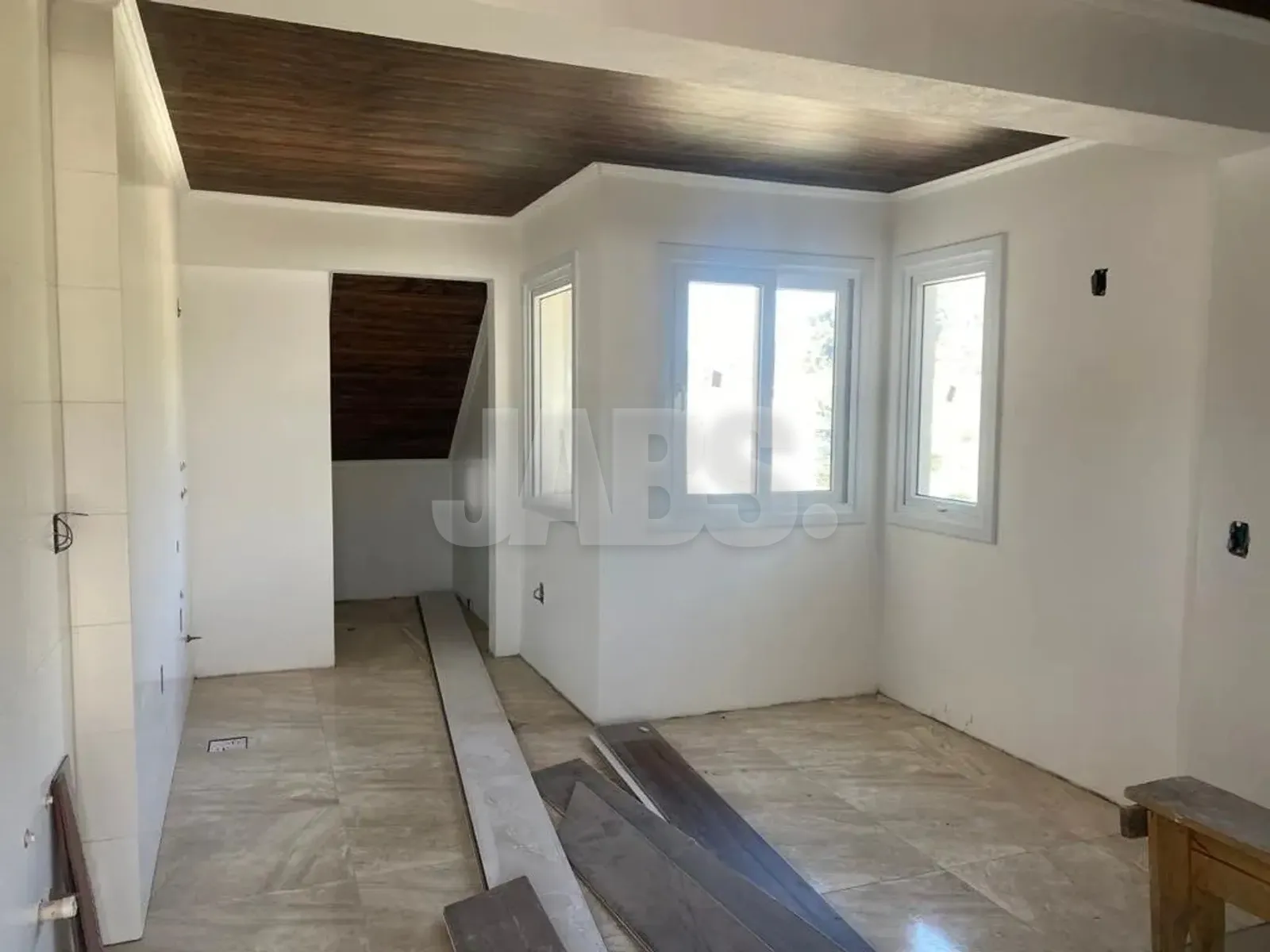 Sala com janelas em dois lados