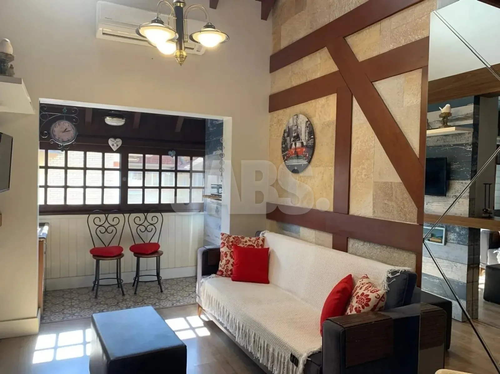 Sala com vigas de madeira em estilo enxaimel e janela quadriculada