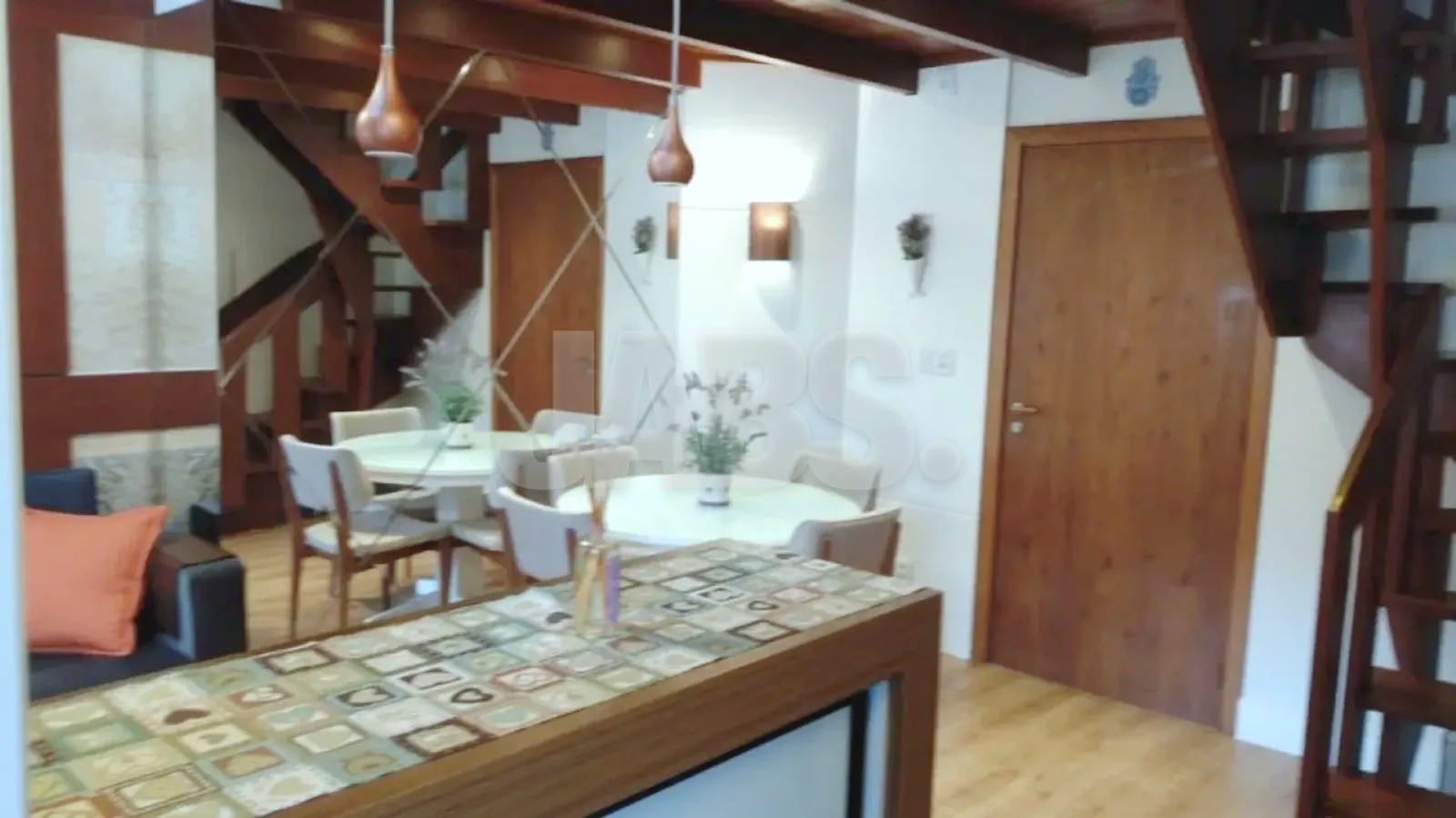 Sala de jantar com escada de madeira