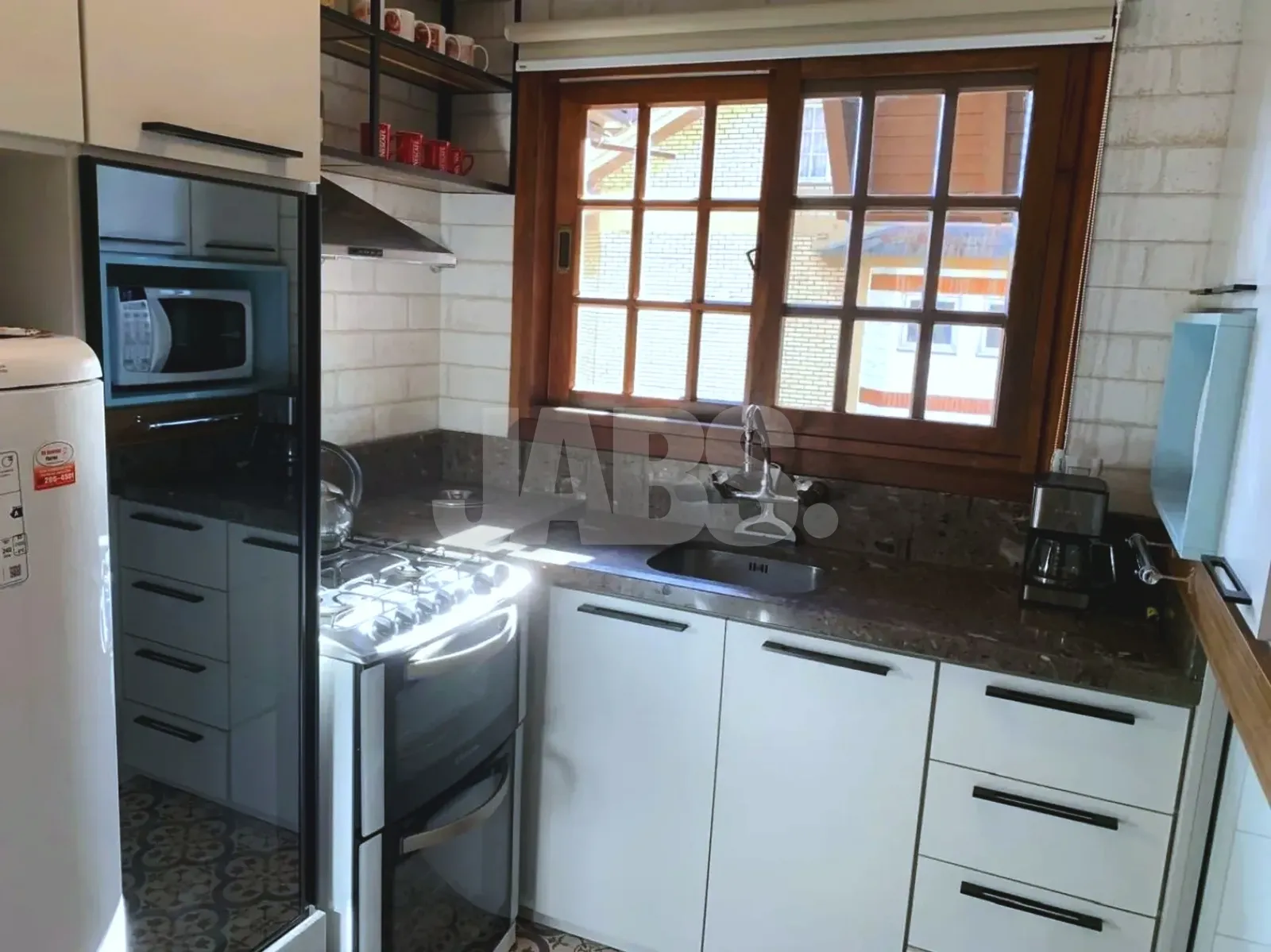Cozinha equipada com fogão e forno