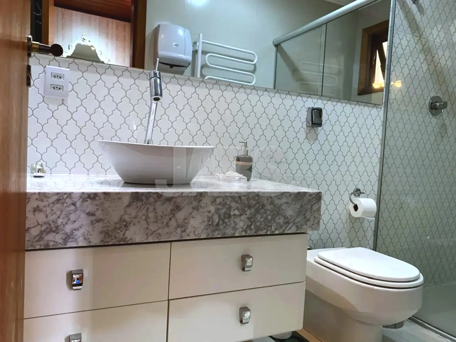 Banheiro com bancada de mármore