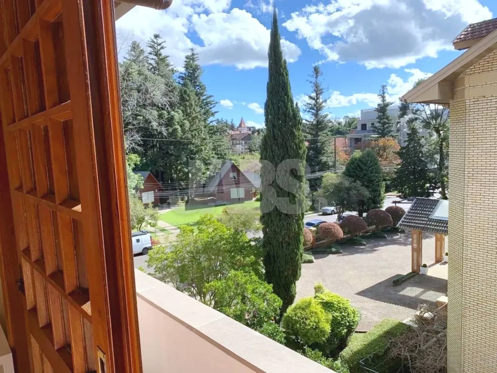 Vista da sacada para o jardim e as árvores
