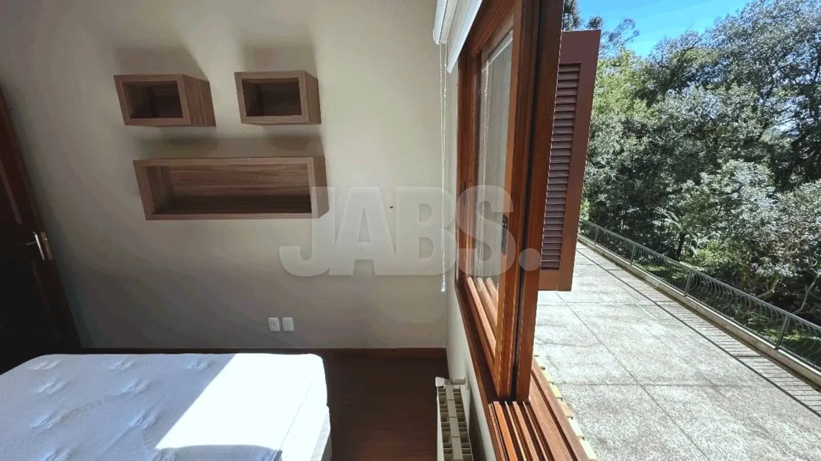 Dormitório com janela aberta para a mata