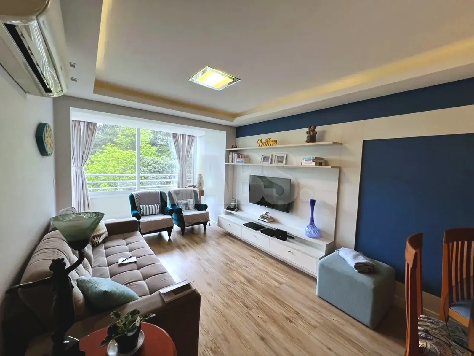 Sala de estar com sofá e rack planejado