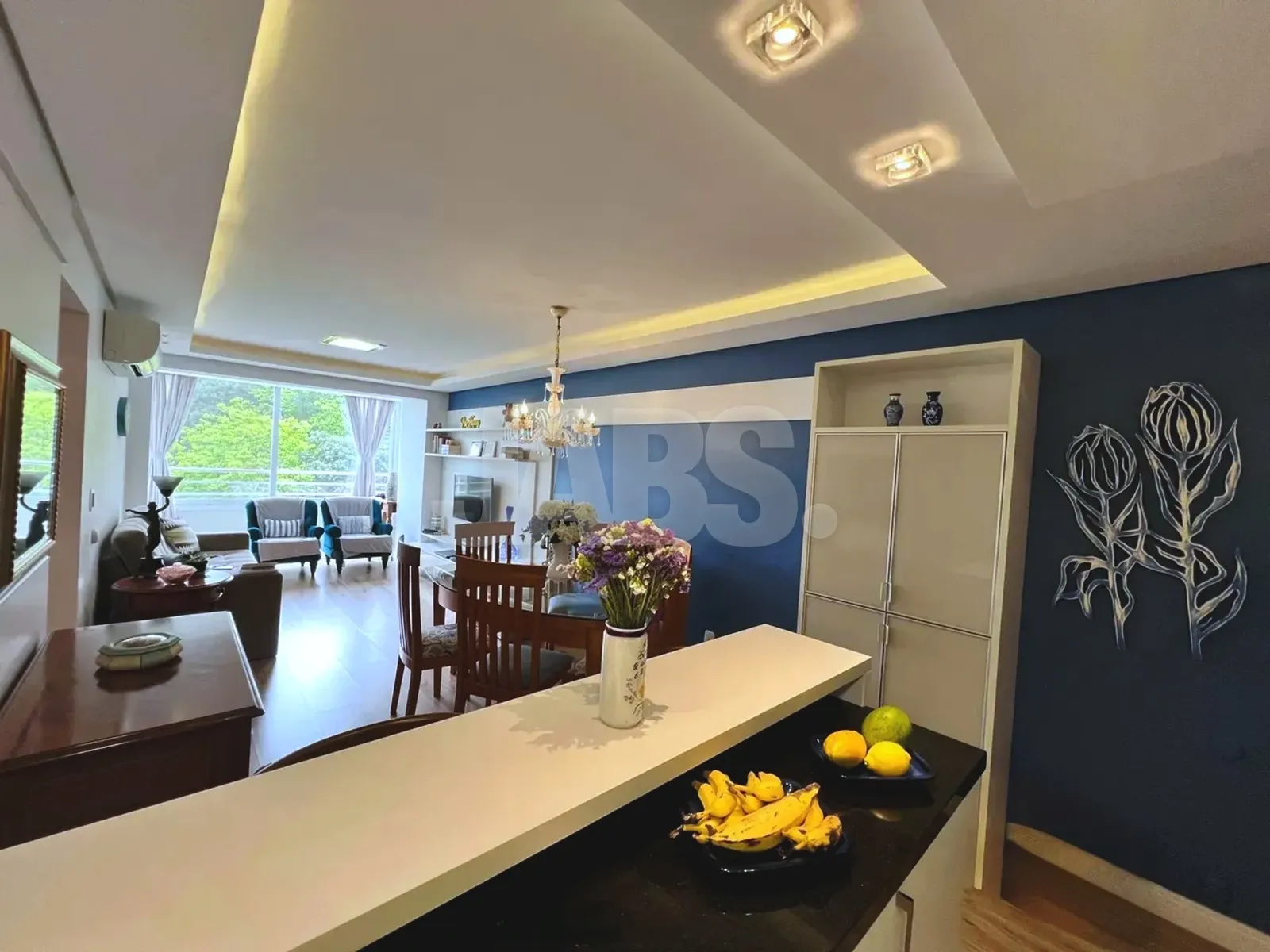 Bancada da cozinha americana voltada para a sala