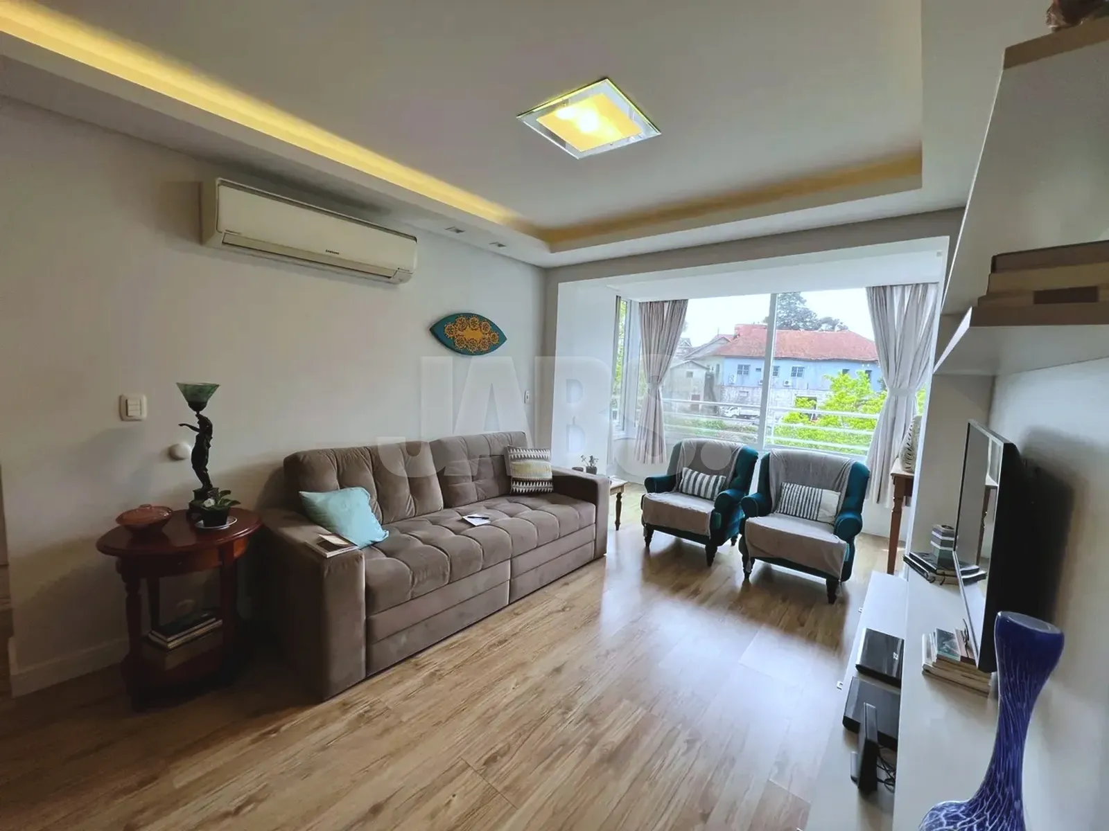 Sala com ar-condicionado e poltronas