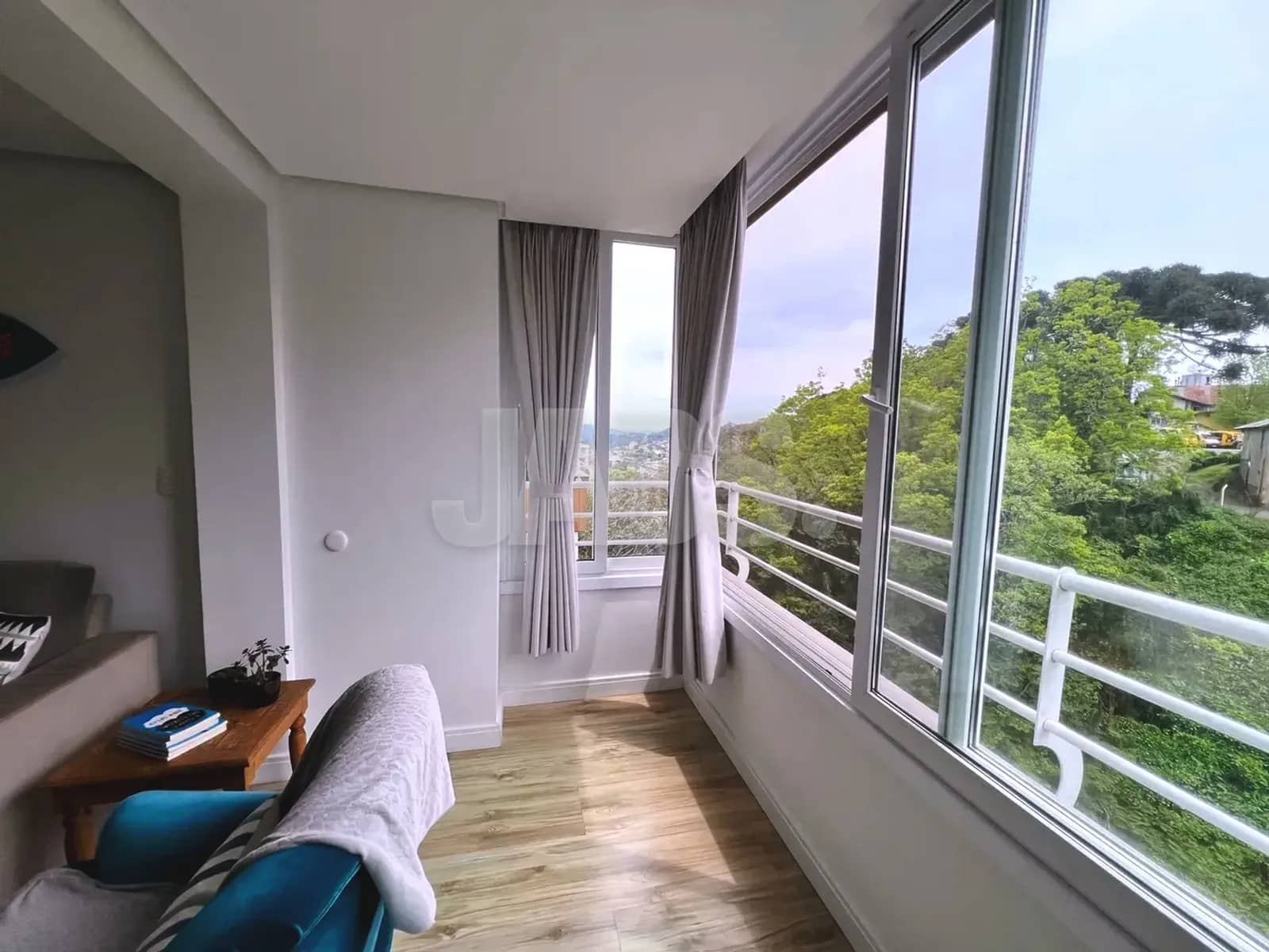 Janelas amplas com vidro duplo voltadas para a mata