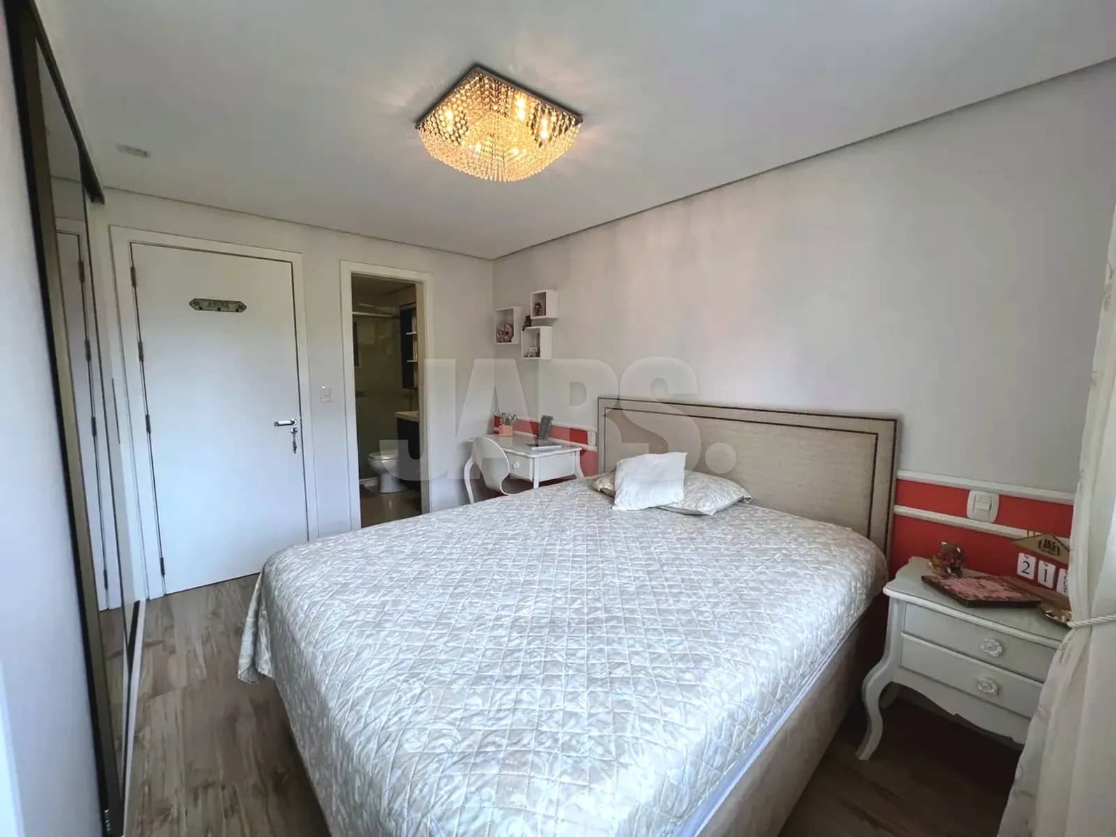 Suíte com cama de casal e roupeiro