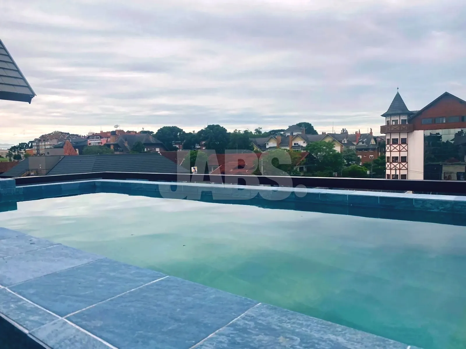 Piscina aquecida de borda infinita no alto do prédio